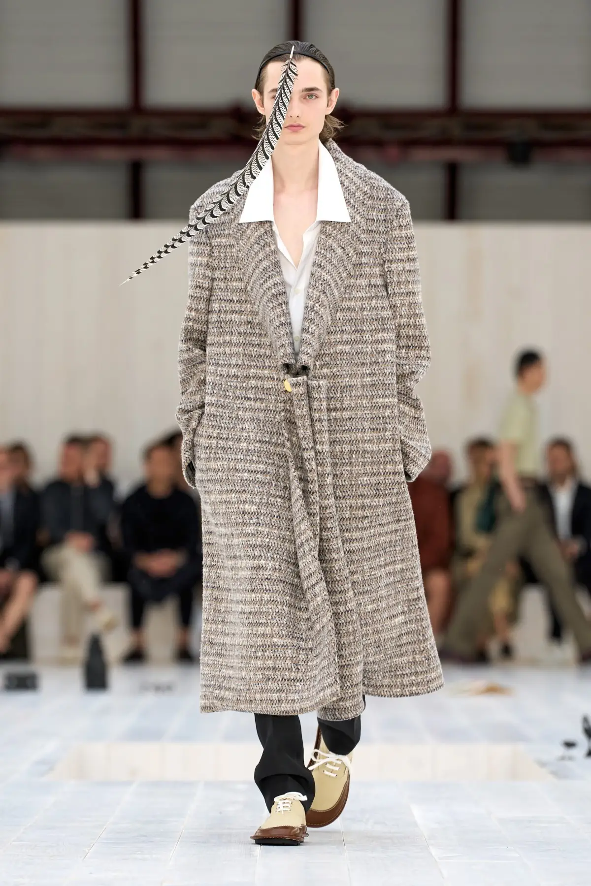 LOEWE Printemps 2025, l'exercice de retenue de Jonathan Anderson