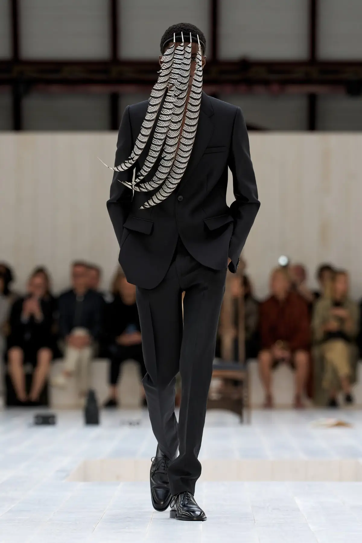 LOEWE Printemps 2025, l'exercice de retenue de Jonathan Anderson