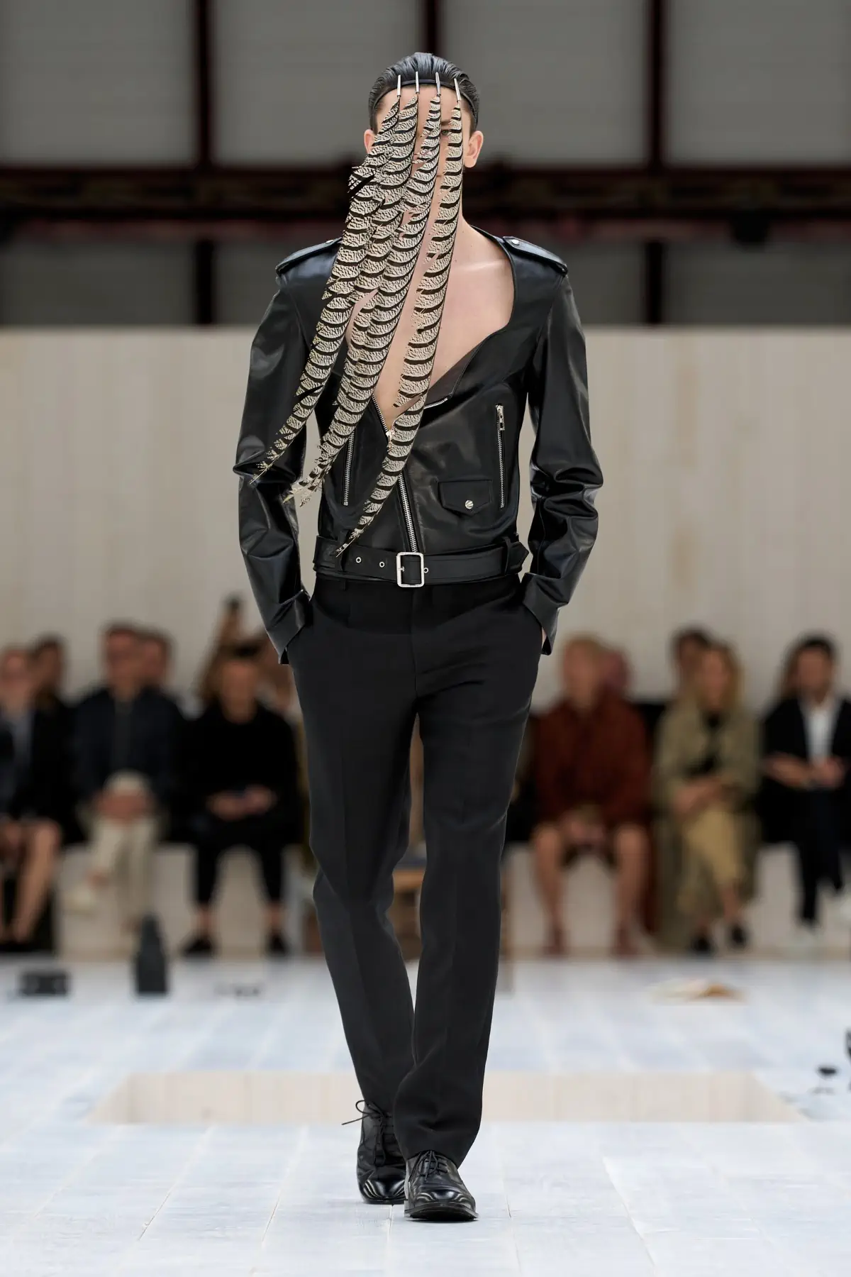 LOEWE Printemps 2025, l'exercice de retenue de Jonathan Anderson