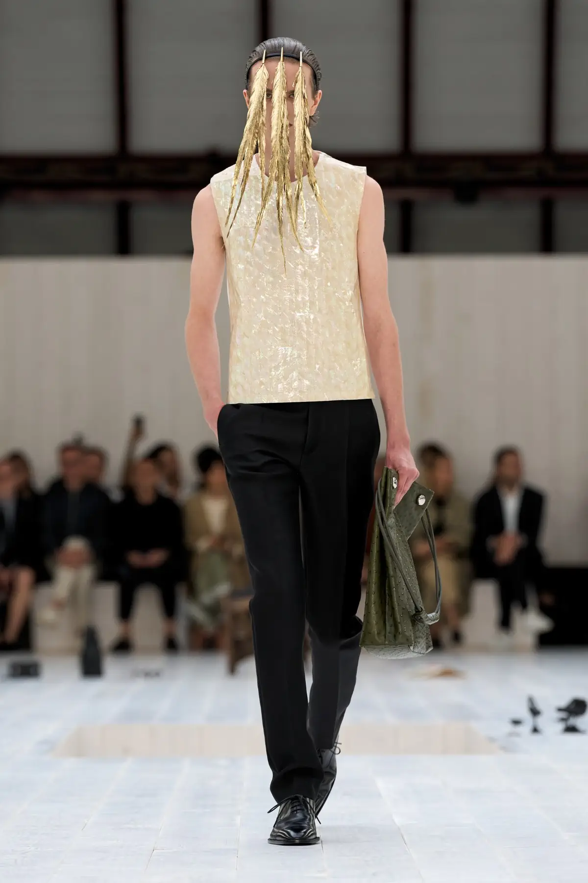 LOEWE Printemps 2025, l'exercice de retenue de Jonathan Anderson