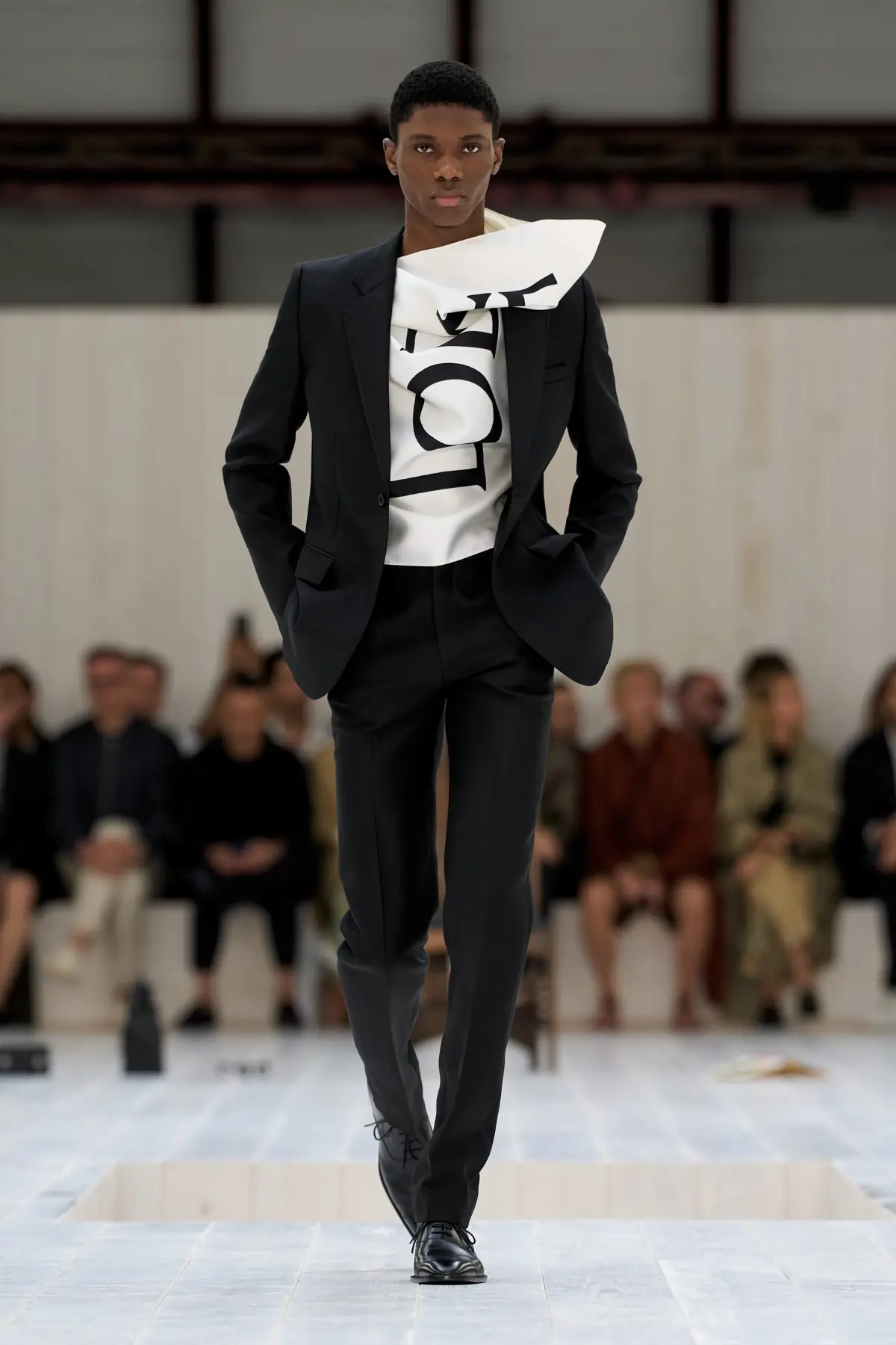 LOEWE Printemps 2025, l'exercice de retenue de Jonathan Anderson