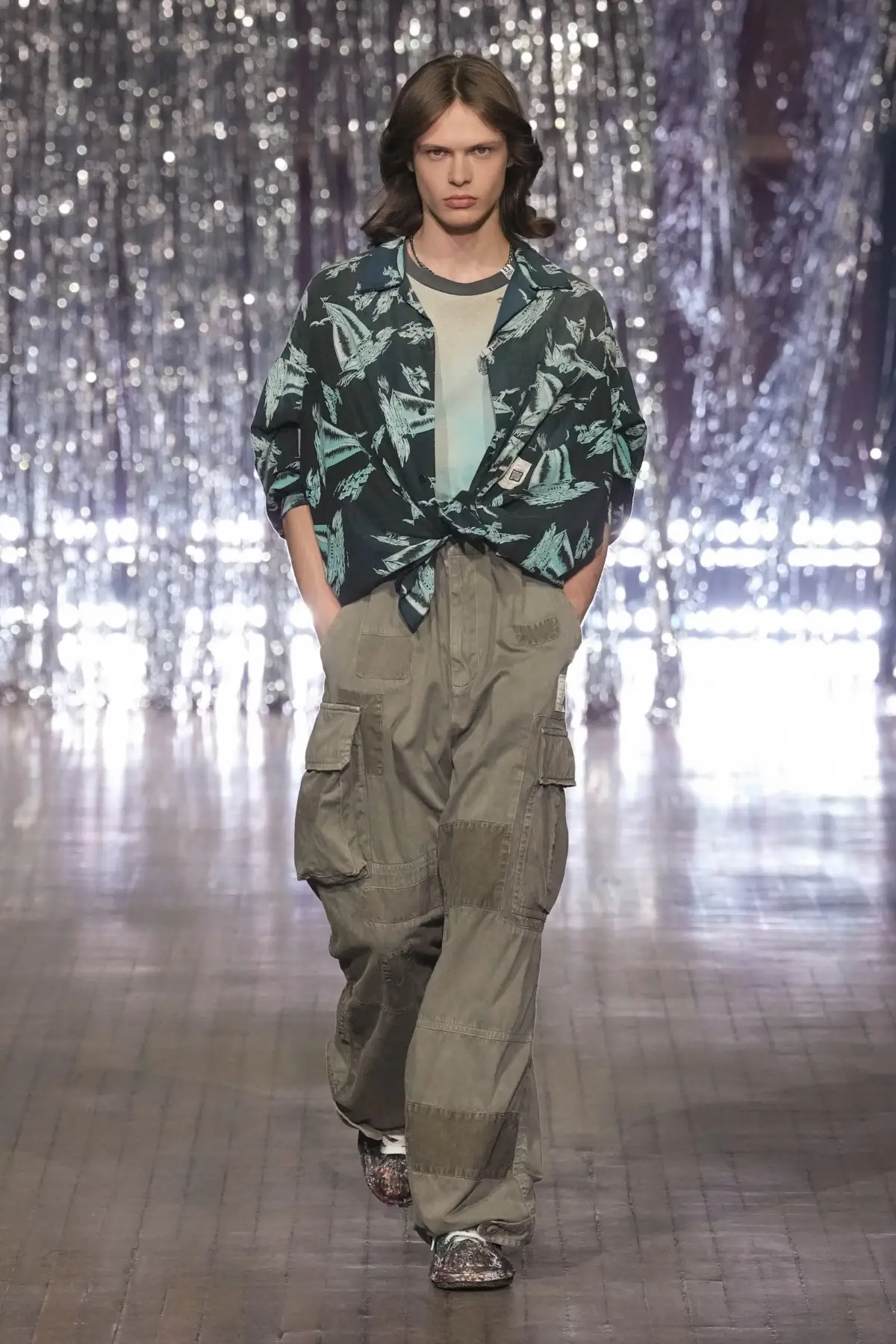 Maison MIHARA YASUHIRO Printemps 2025, une exploration ludique de l'identité et de l'innocence enfantine