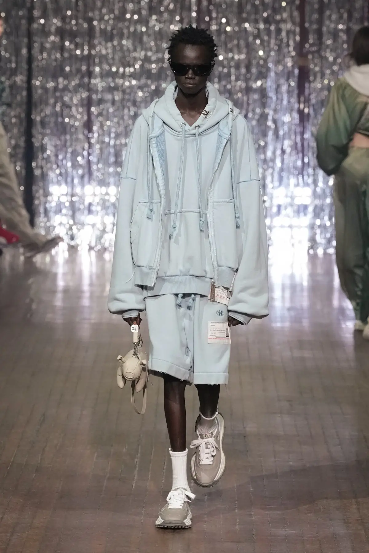 Maison MIHARA YASUHIRO Printemps 2025, une exploration ludique de l'identité et de l'innocence enfantine