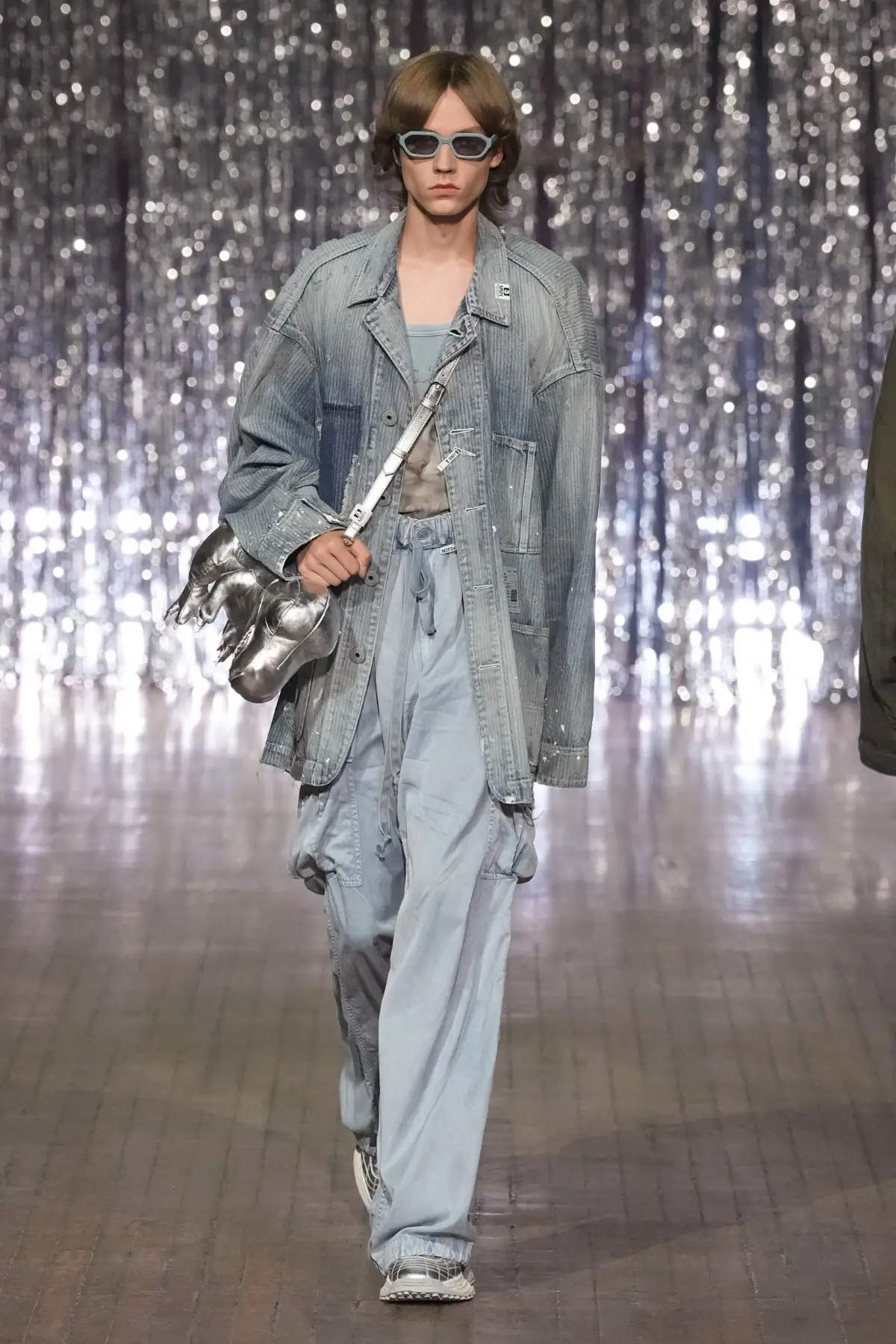 Maison MIHARA YASUHIRO Printemps 2025, une exploration ludique de l'identité et de l'innocence enfantine