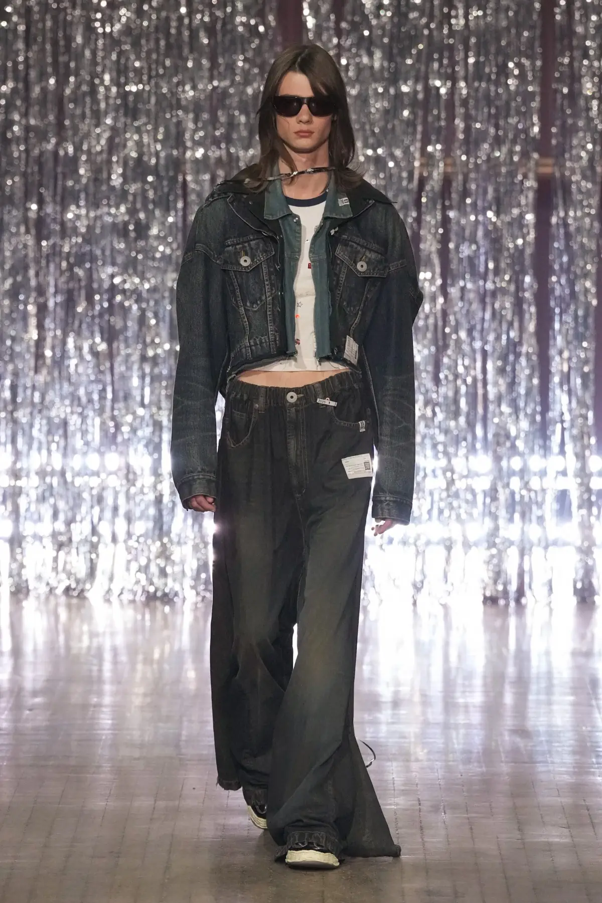 Maison MIHARA YASUHIRO Printemps 2025, une exploration ludique de l'identité et de l'innocence enfantine