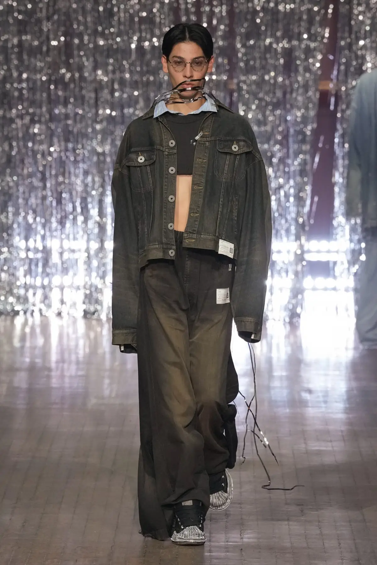 Maison MIHARA YASUHIRO Printemps 2025, une exploration ludique de l'identité et de l'innocence enfantine