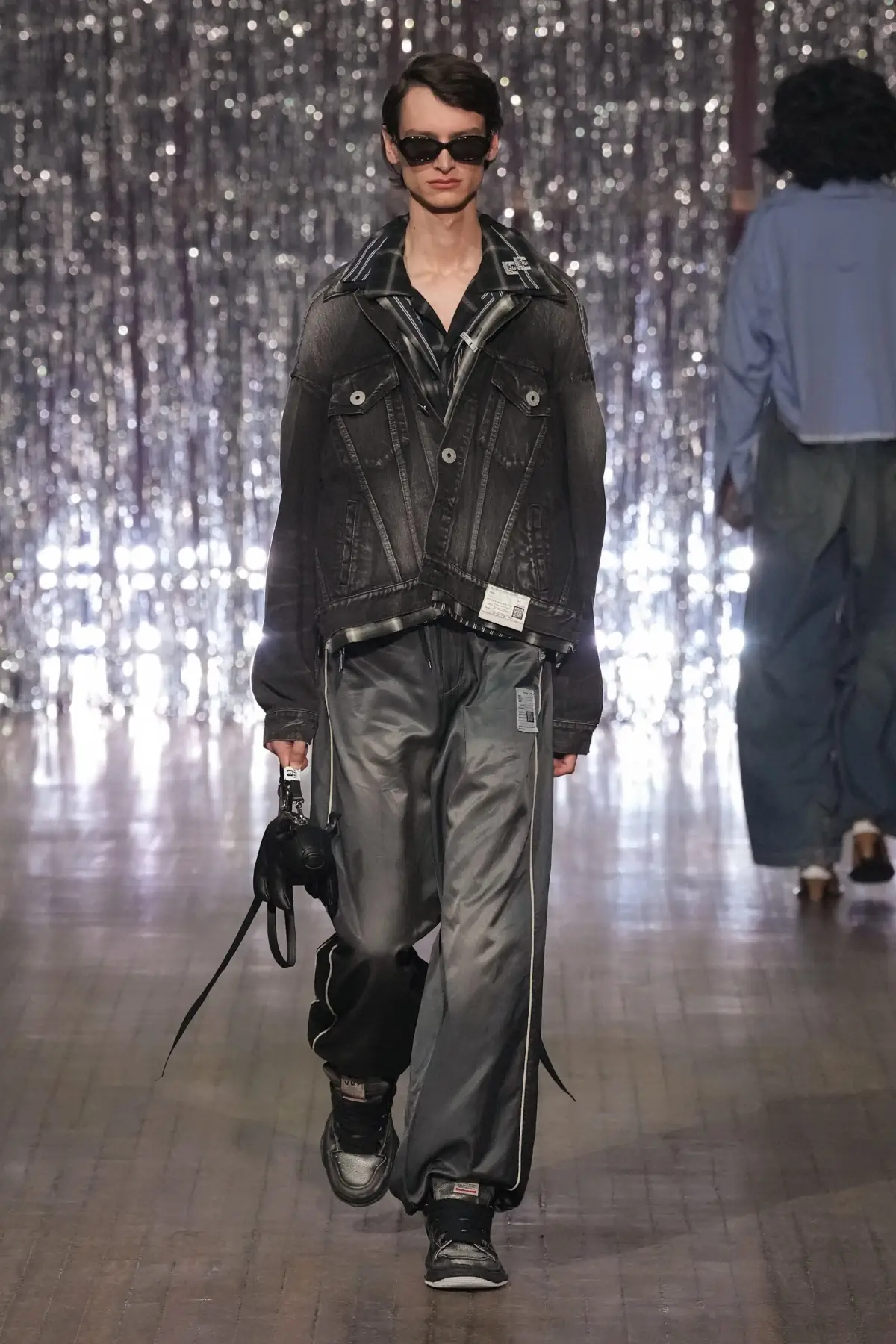 Maison MIHARA YASUHIRO Printemps 2025, une exploration ludique de l'identité et de l'innocence enfantine