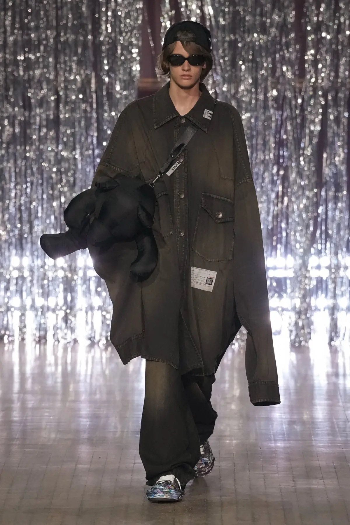 Maison MIHARA YASUHIRO Printemps 2025, une exploration ludique de l'identité et de l'innocence enfantine