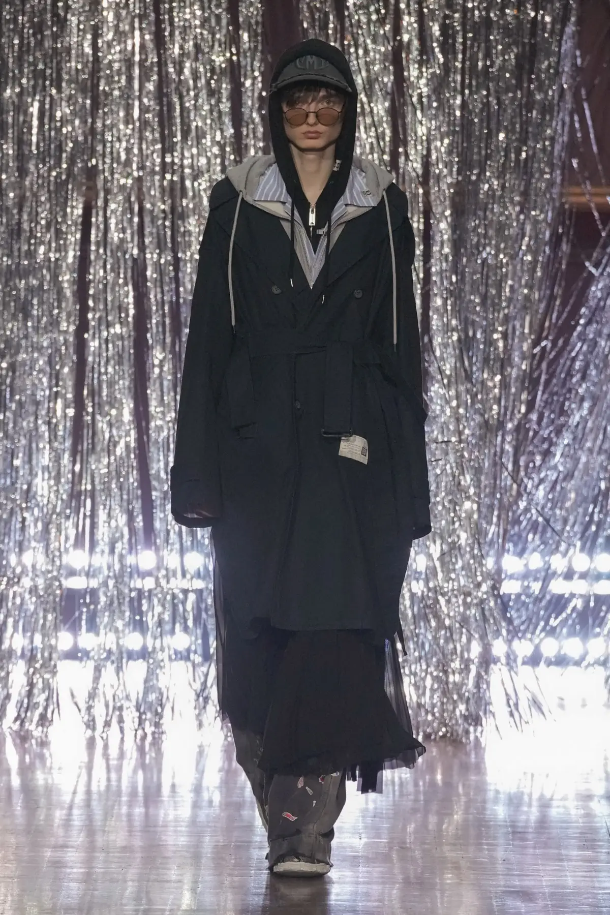 Maison MIHARA YASUHIRO Printemps 2025, une exploration ludique de l'identité et de l'innocence enfantine