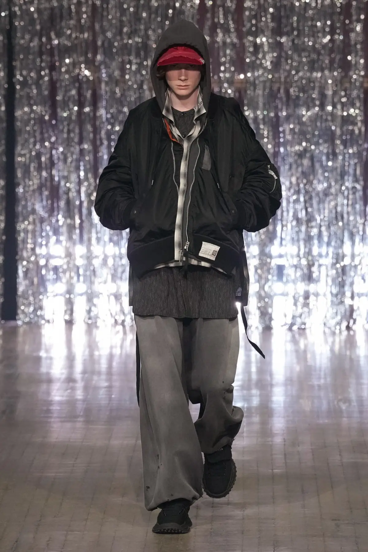 Maison MIHARA YASUHIRO Printemps 2025, une exploration ludique de l'identité et de l'innocence enfantine