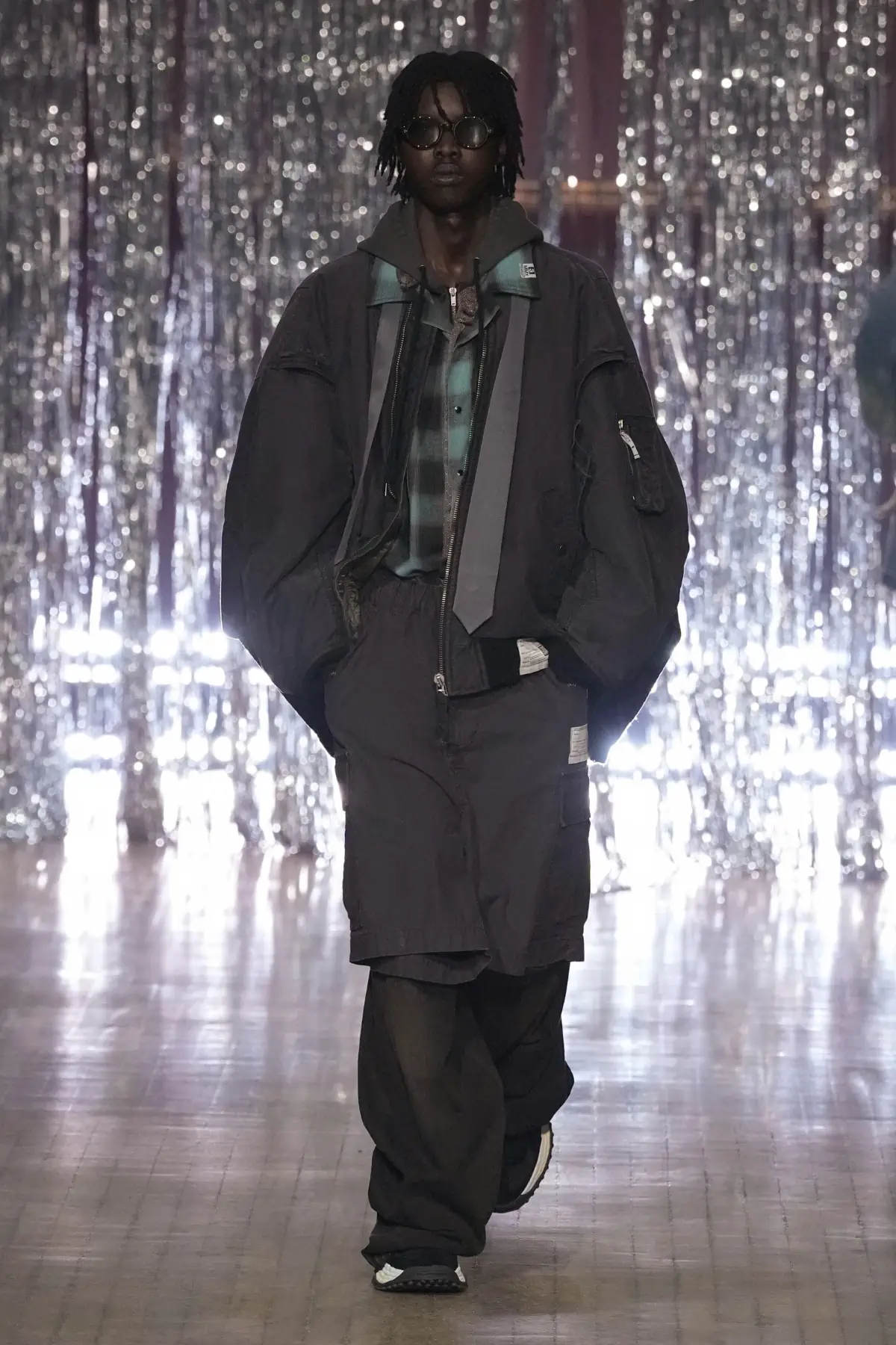 Maison MIHARA YASUHIRO Printemps 2025, une exploration ludique de l'identité et de l'innocence enfantine