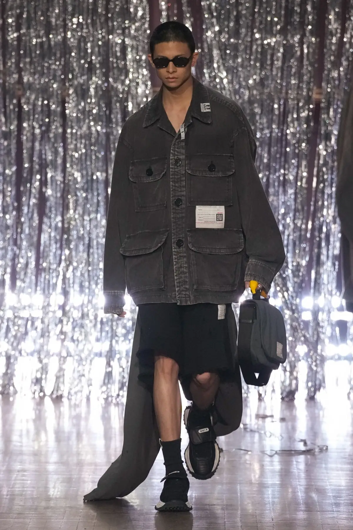 Maison MIHARA YASUHIRO Printemps 2025, une exploration ludique de l'identité et de l'innocence enfantine