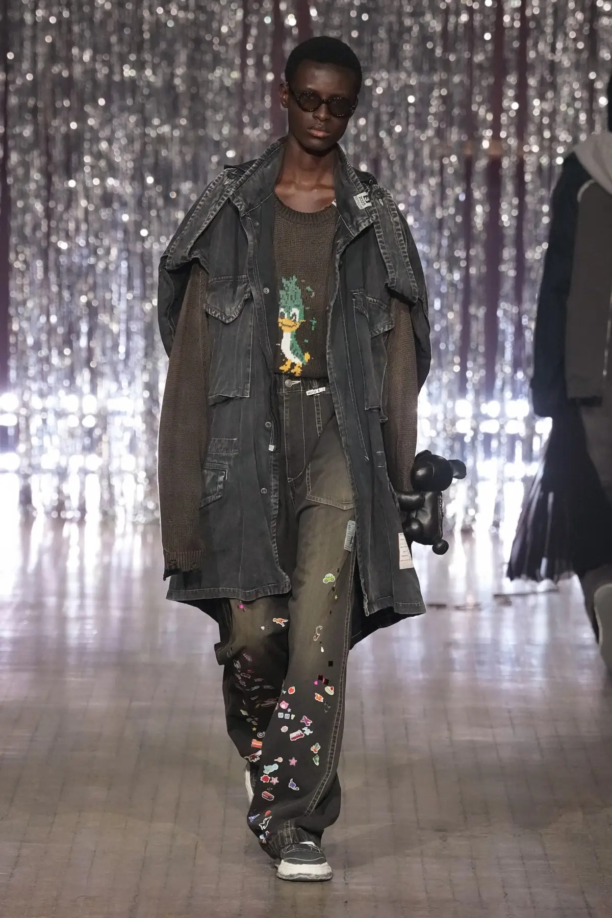 Maison MIHARA YASUHIRO Printemps 2025, une exploration ludique de l'identité et de l'innocence enfantine