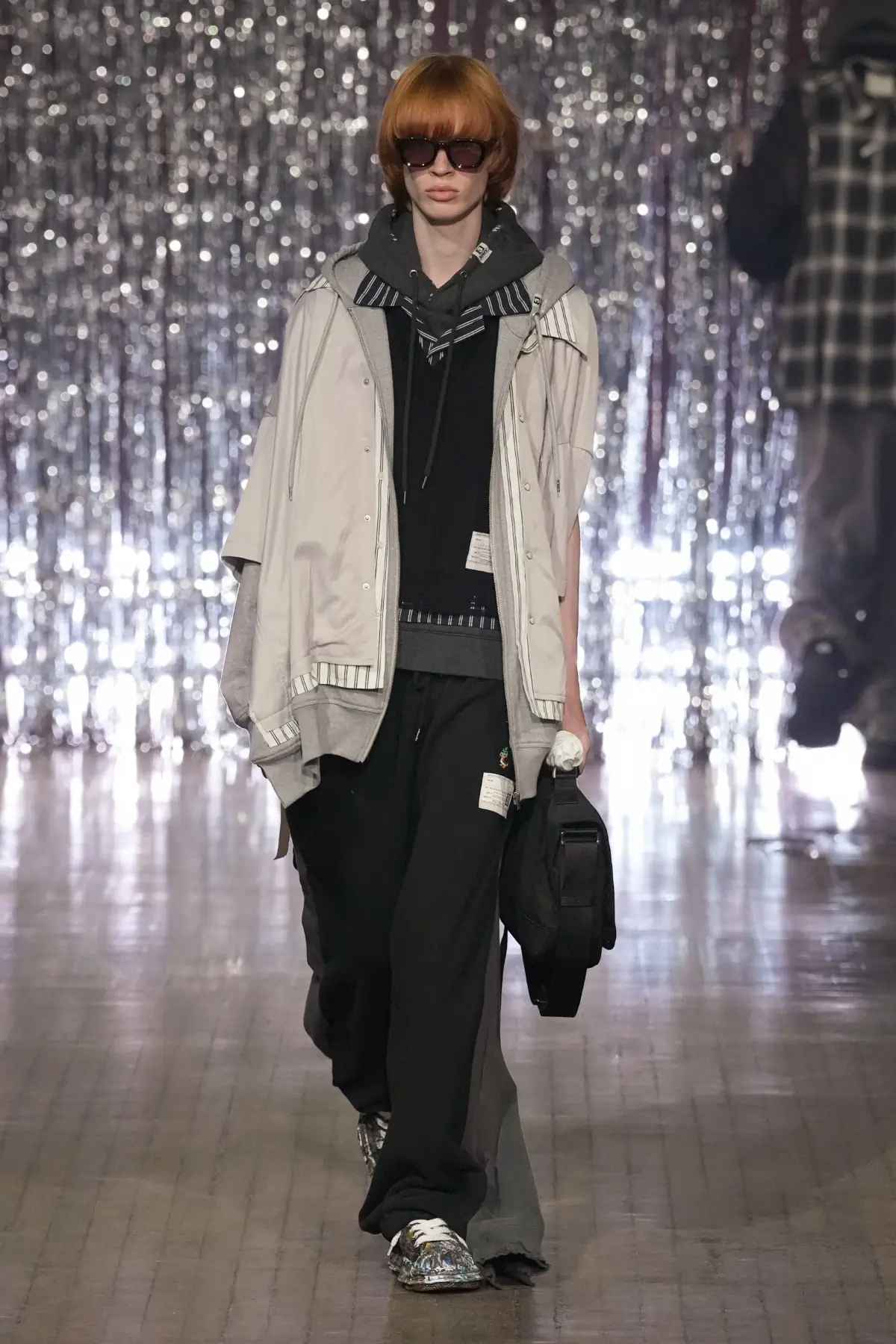 Maison MIHARA YASUHIRO Printemps 2025, une exploration ludique de l'identité et de l'innocence enfantine