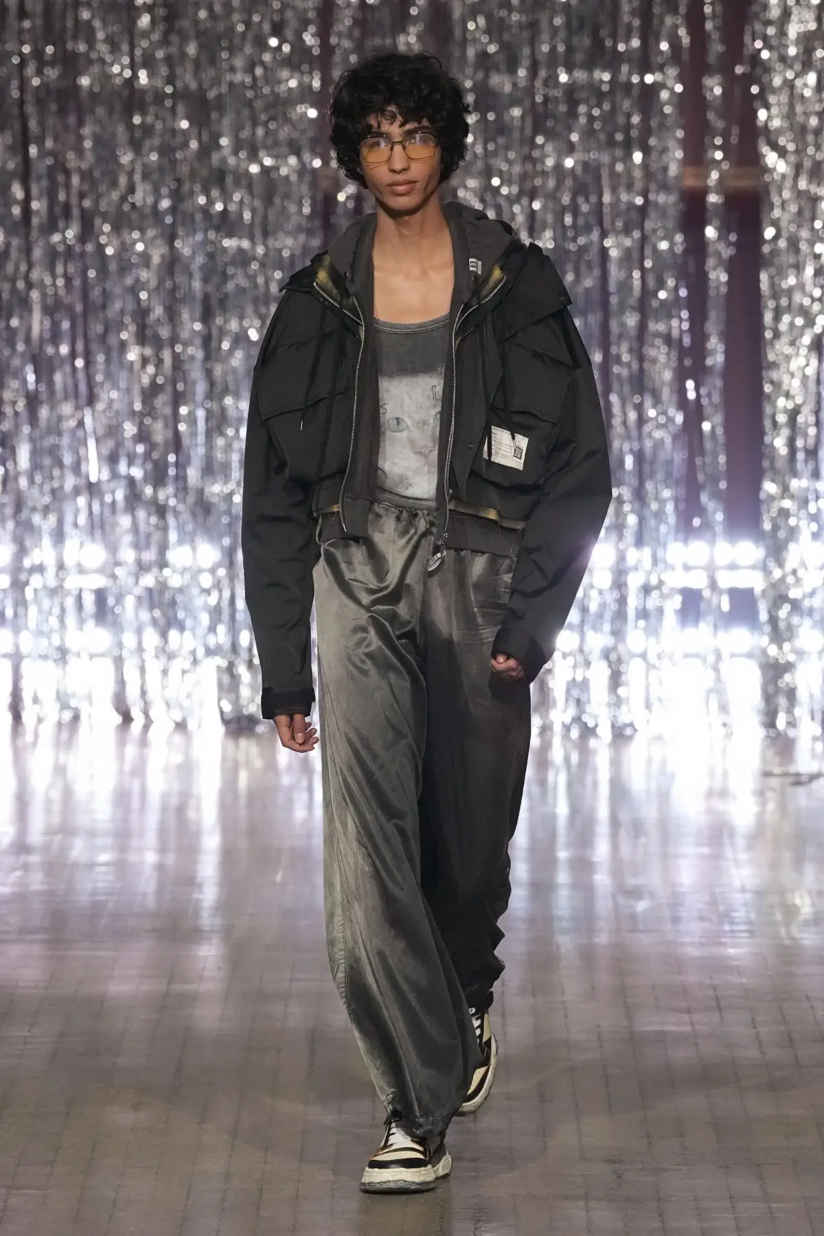 Maison MIHARA YASUHIRO Printemps 2025, une exploration ludique de l'identité et de l'innocence enfantine