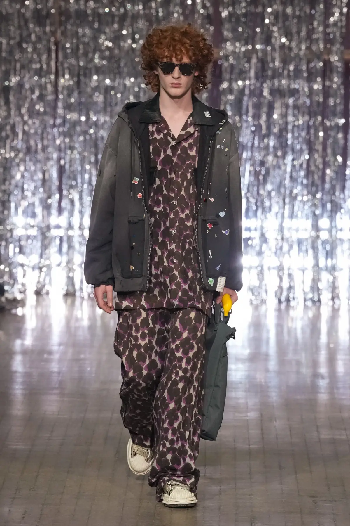 Maison MIHARA YASUHIRO Printemps 2025, une exploration ludique de l'identité et de l'innocence enfantine