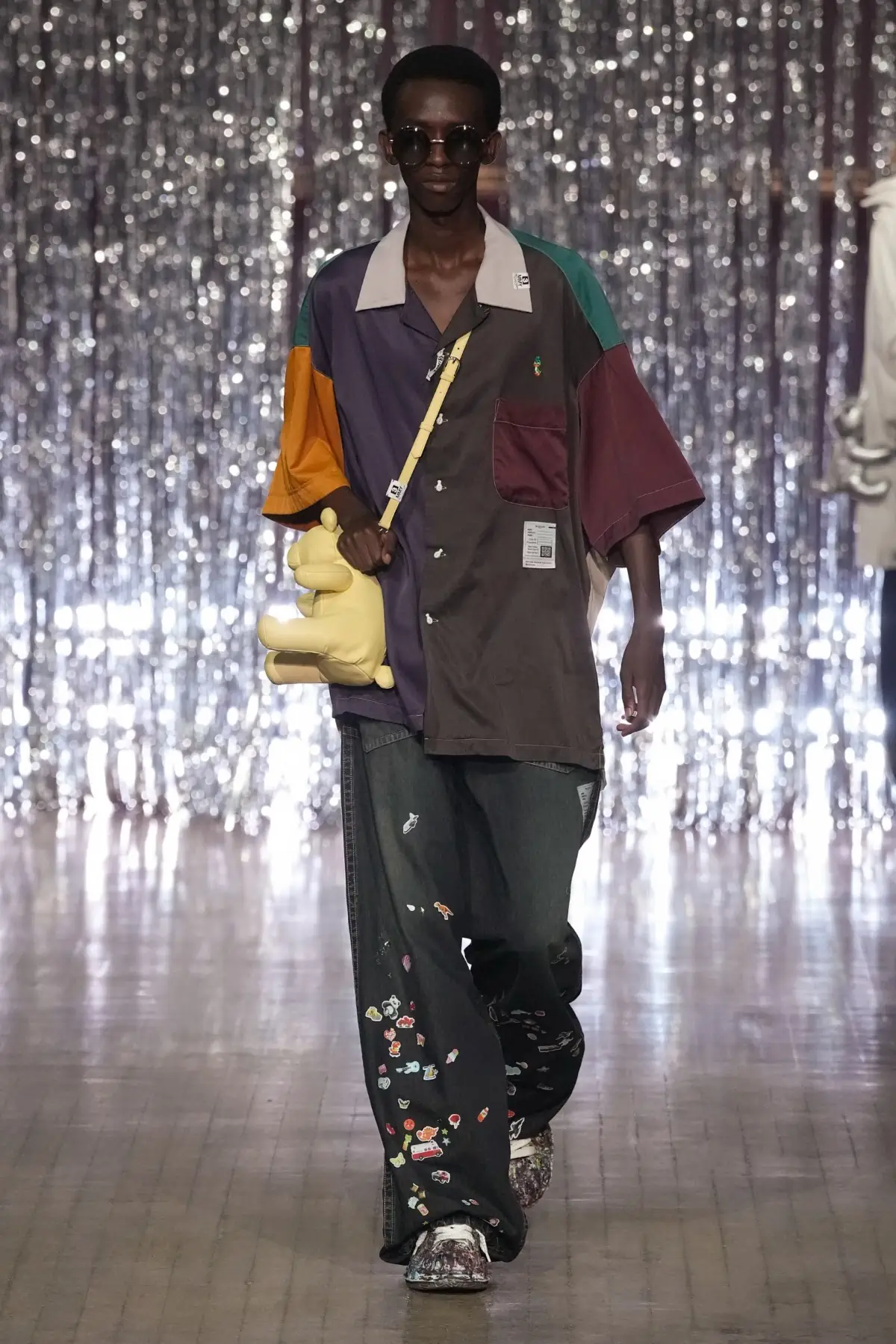 Maison MIHARA YASUHIRO Printemps 2025, une exploration ludique de l'identité et de l'innocence enfantine