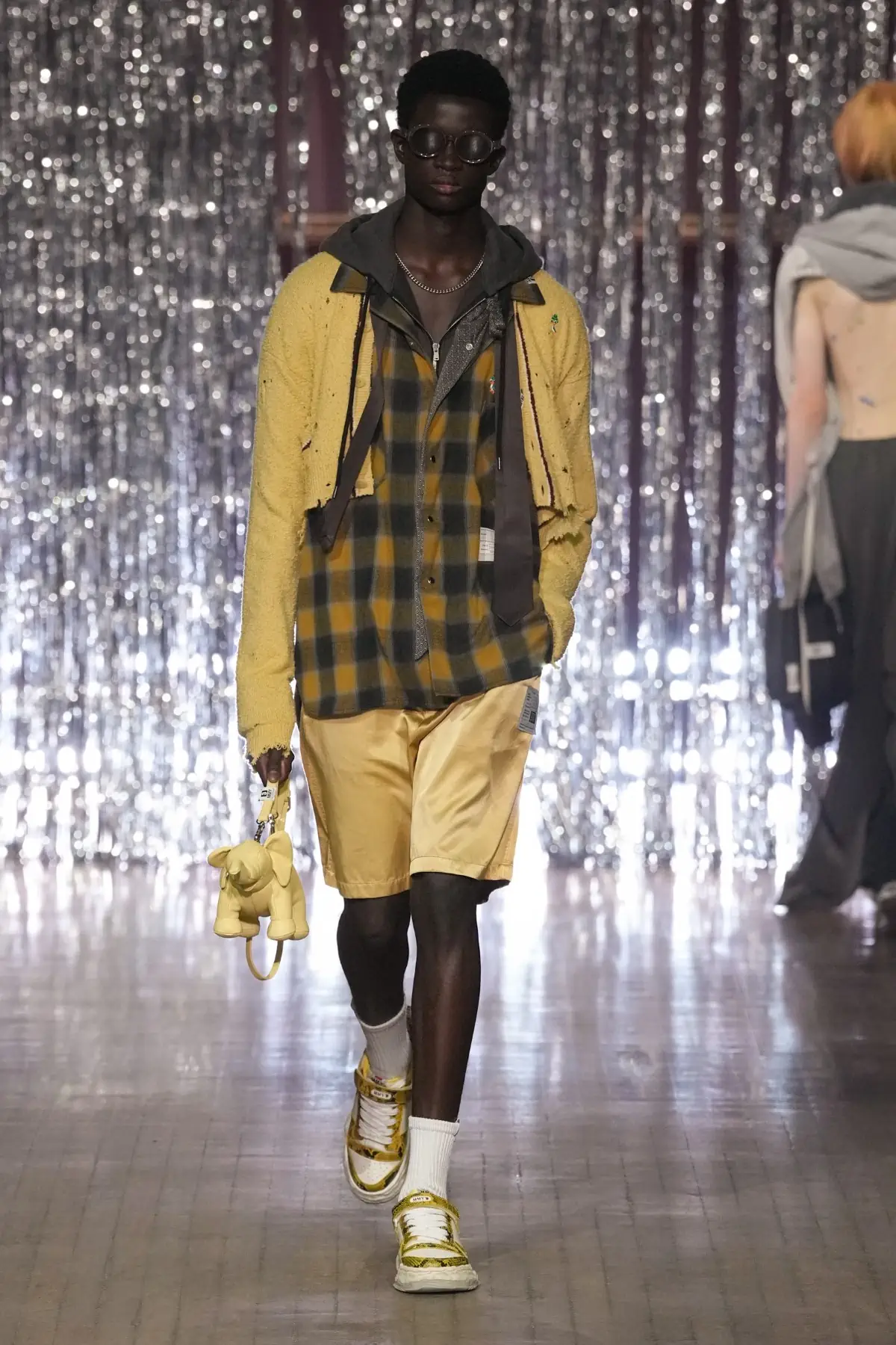 Maison MIHARA YASUHIRO Printemps 2025, une exploration ludique de l'identité et de l'innocence enfantine