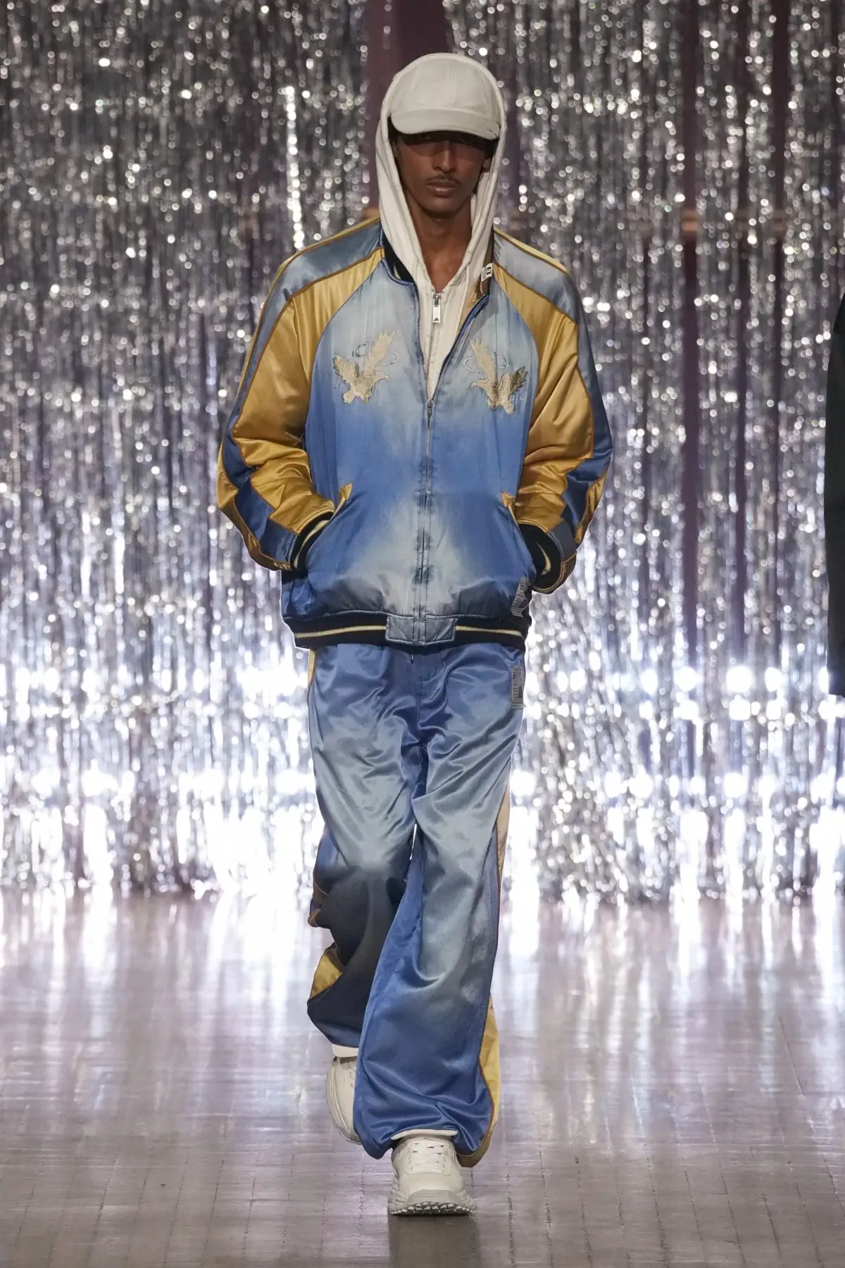 Maison MIHARA YASUHIRO Printemps 2025, une exploration ludique de l'identité et de l'innocence enfantine