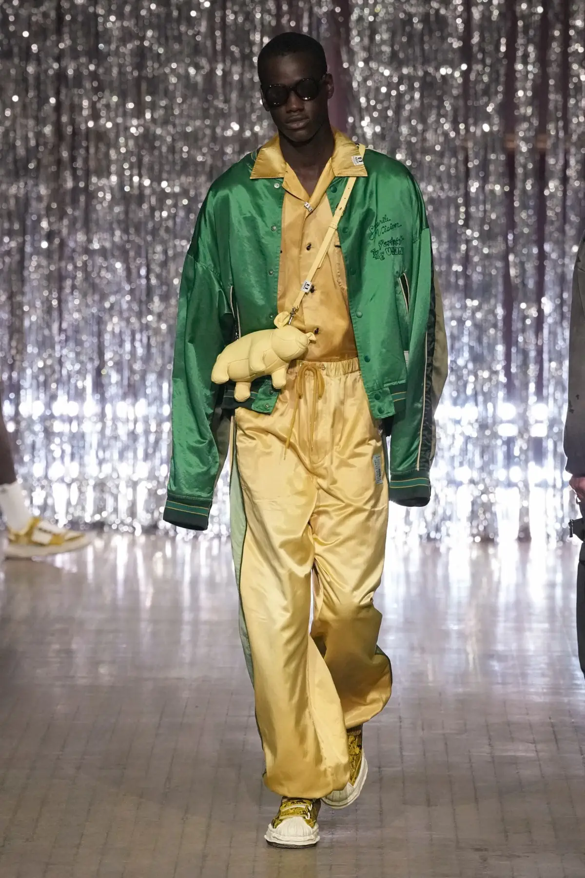 Maison MIHARA YASUHIRO Printemps 2025, une exploration ludique de l'identité et de l'innocence enfantine