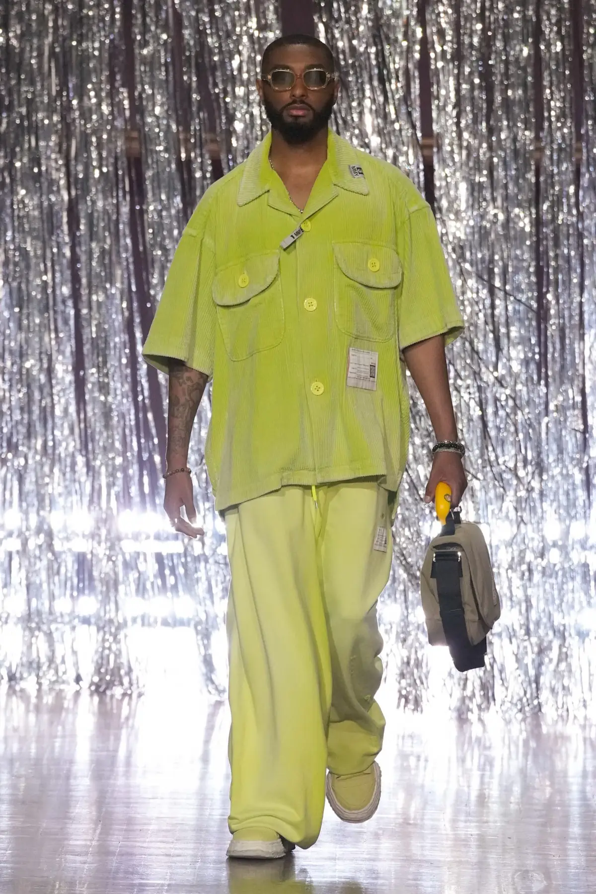 Maison MIHARA YASUHIRO Printemps 2025, une exploration ludique de l'identité et de l'innocence enfantine