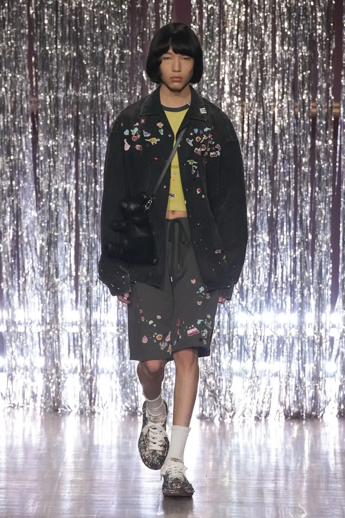 Maison MIHARA YASUHIRO Printemps 2025, une exploration ludique de l'identité et de l'innocence enfantine