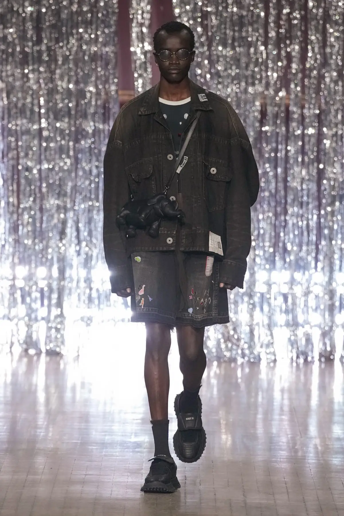 Maison MIHARA YASUHIRO Printemps 2025, une exploration ludique de l'identité et de l'innocence enfantine