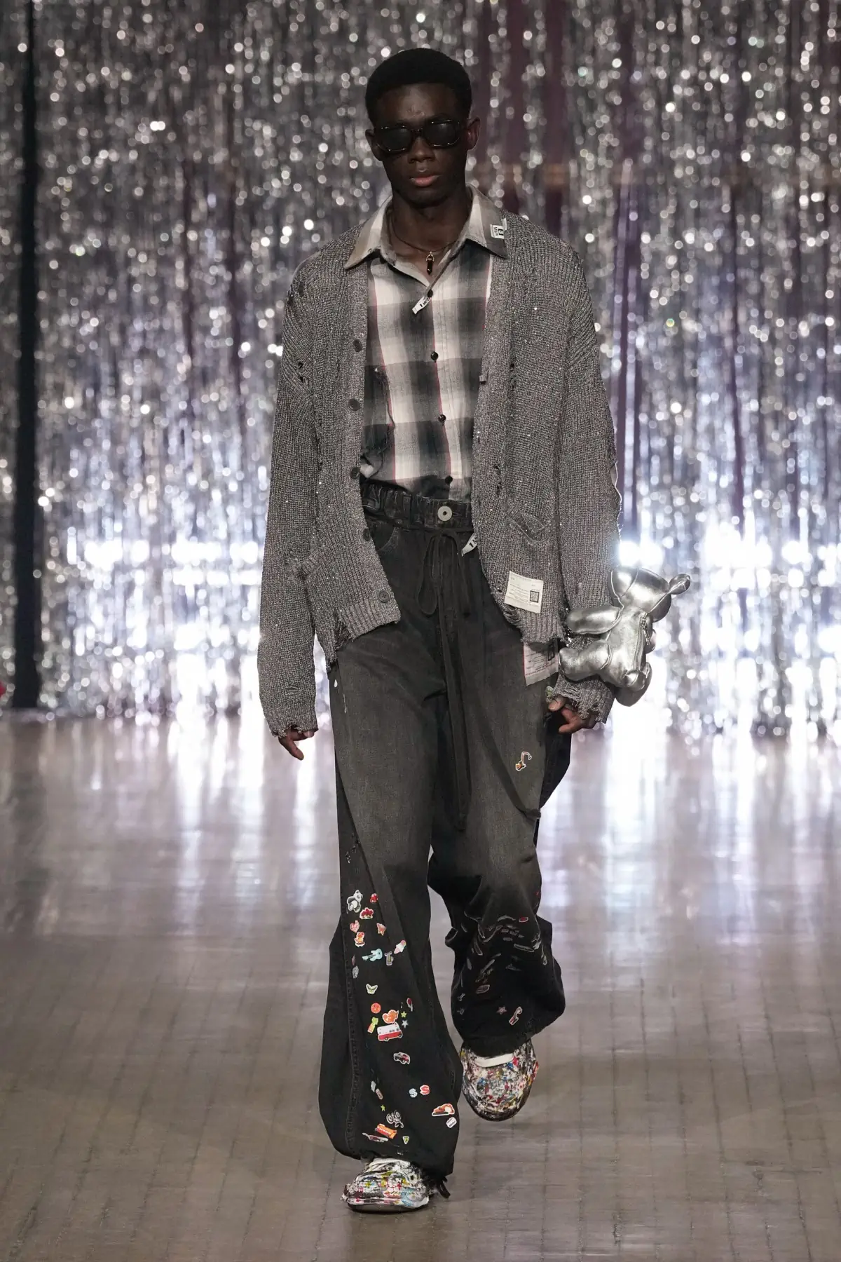 Maison MIHARA YASUHIRO Printemps 2025, une exploration ludique de l'identité et de l'innocence enfantine