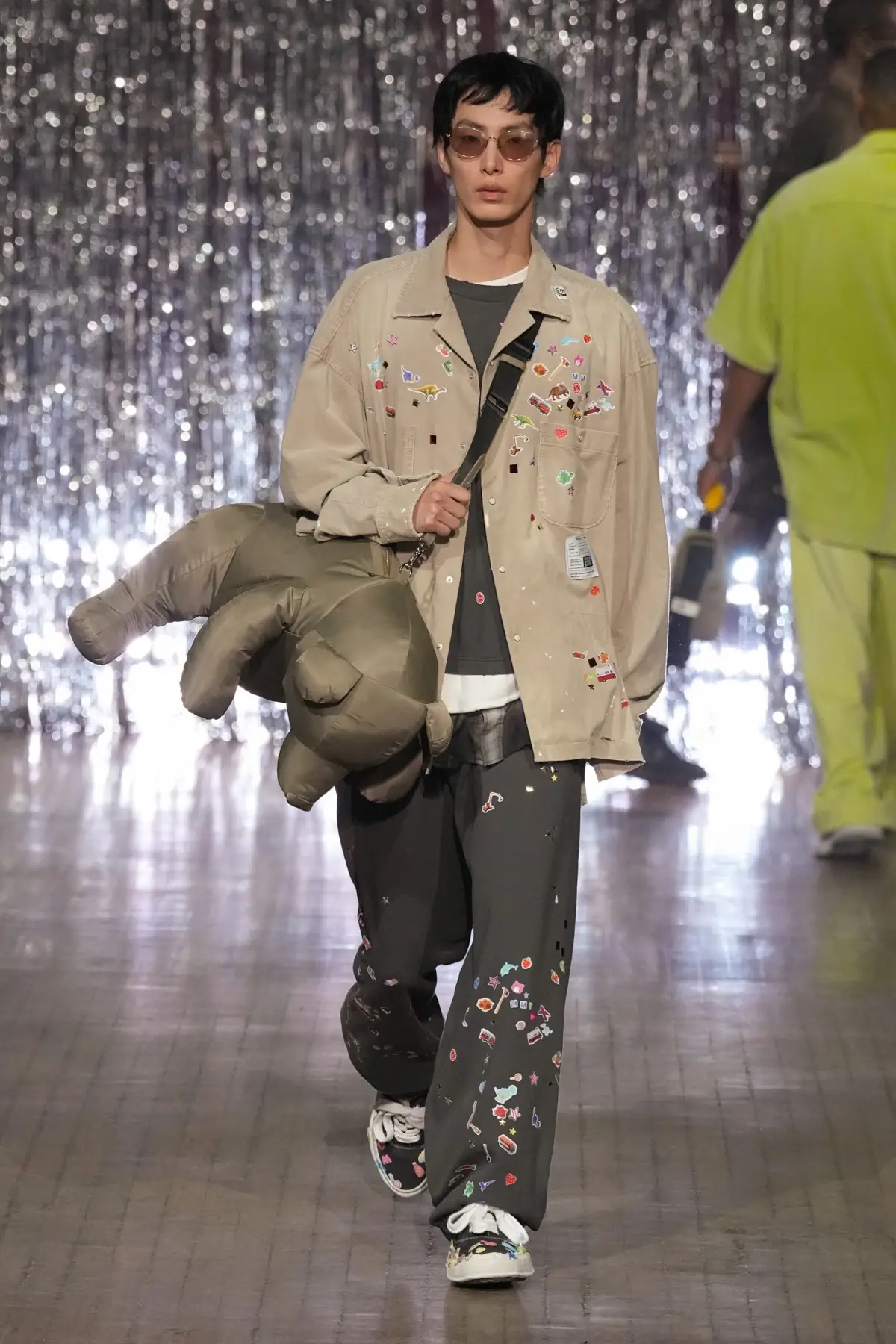 Maison MIHARA YASUHIRO Printemps 2025, une exploration ludique de l'identité et de l'innocence enfantine