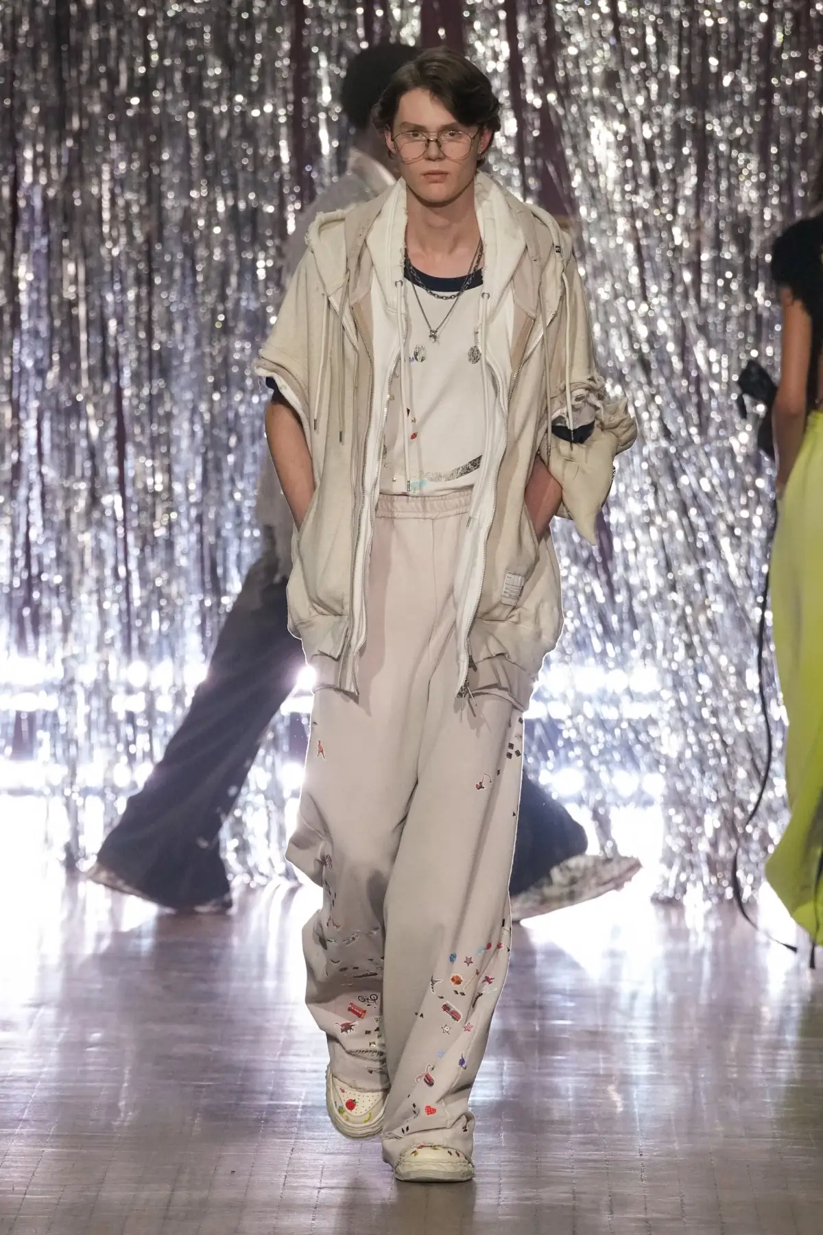 Maison MIHARA YASUHIRO Printemps 2025, une exploration ludique de l'identité et de l'innocence enfantine