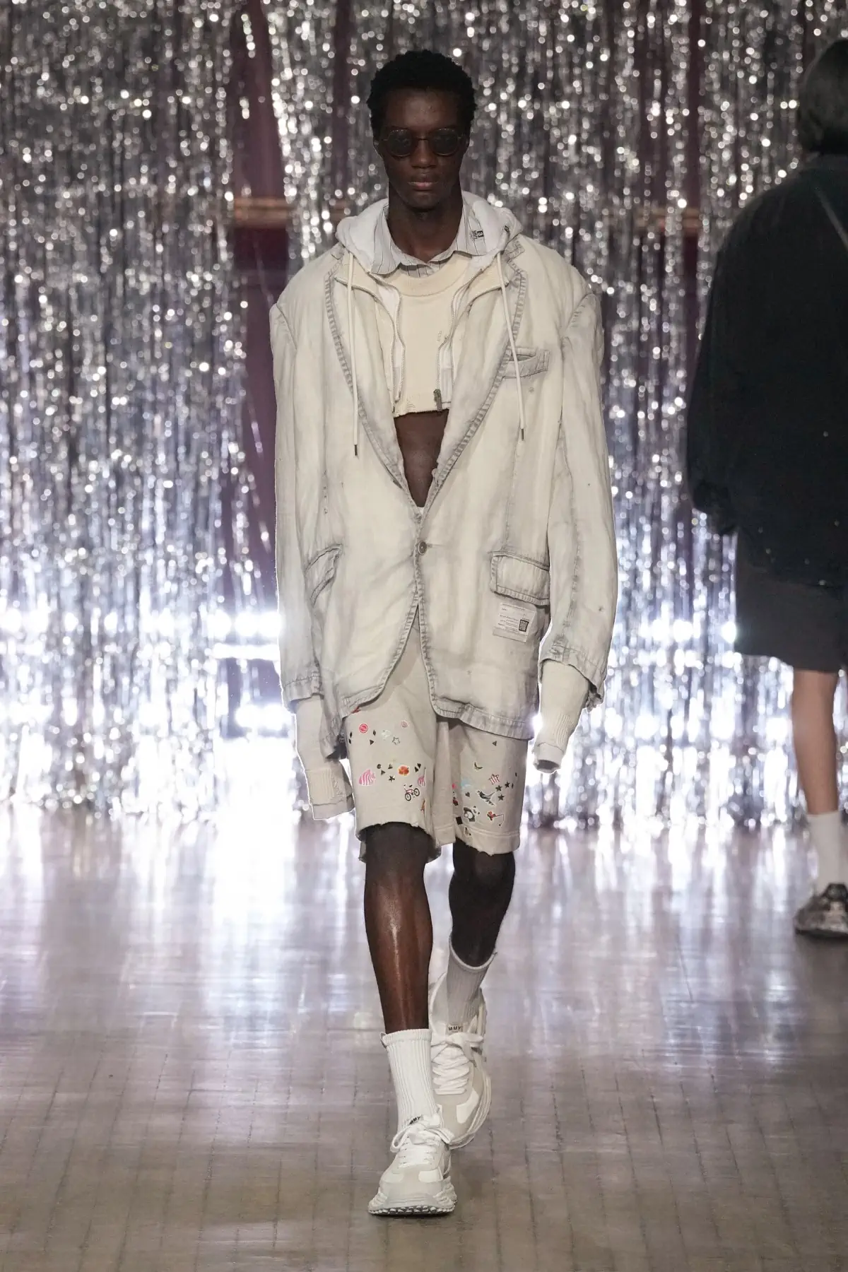 Maison MIHARA YASUHIRO Printemps 2025, une exploration ludique de l'identité et de l'innocence enfantine