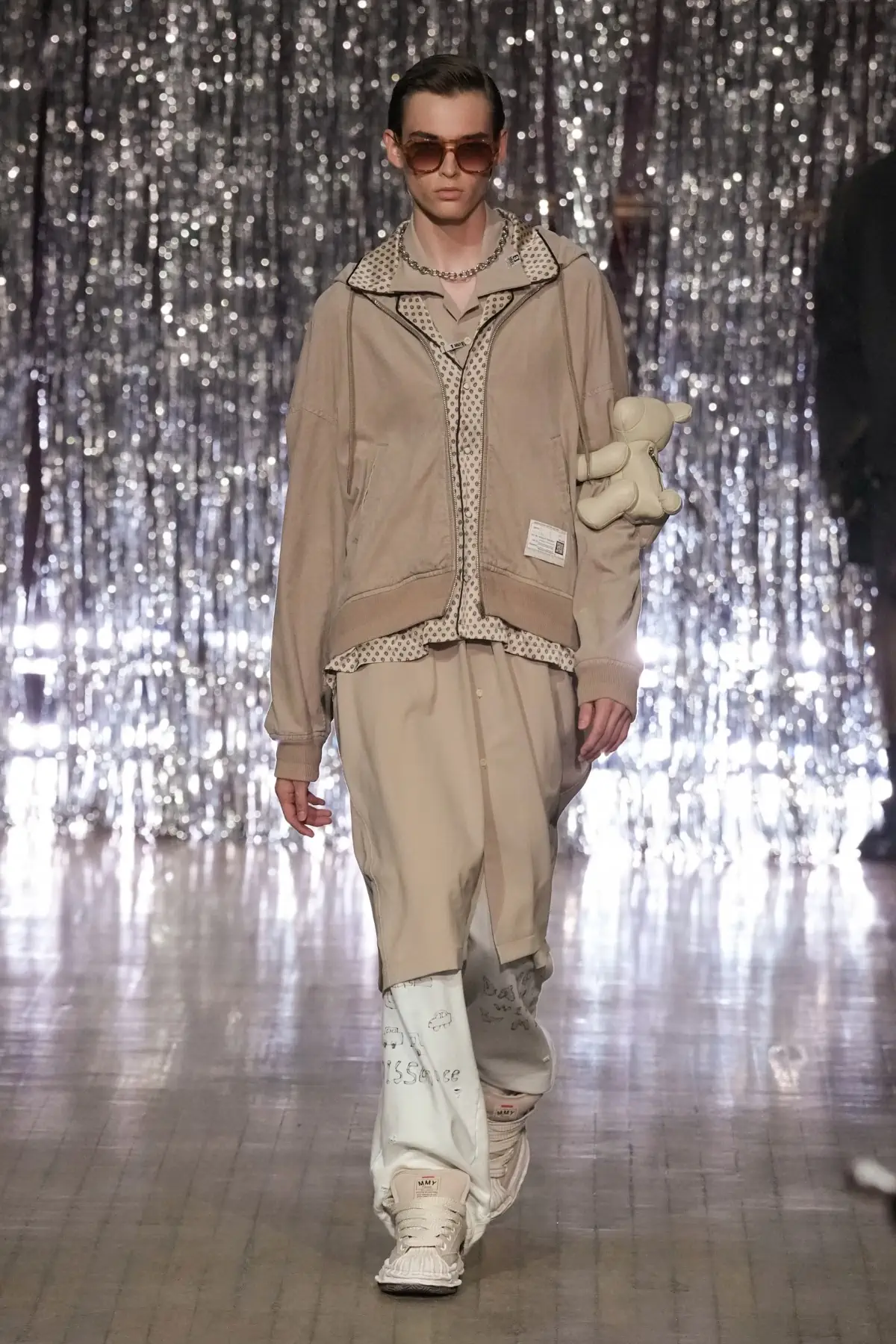 Maison MIHARA YASUHIRO Printemps 2025, une exploration ludique de l'identité et de l'innocence enfantine