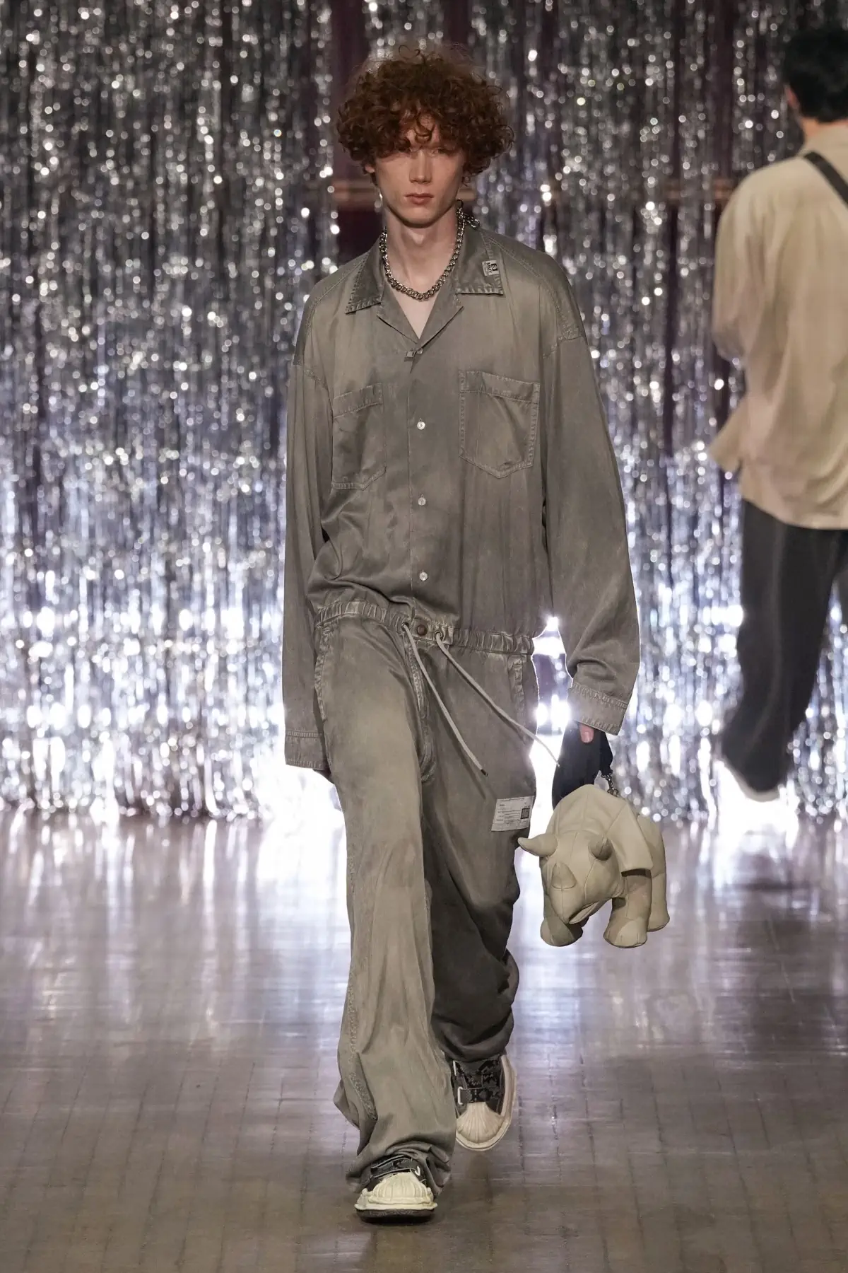 Maison MIHARA YASUHIRO Printemps 2025, une exploration ludique de l'identité et de l'innocence enfantine