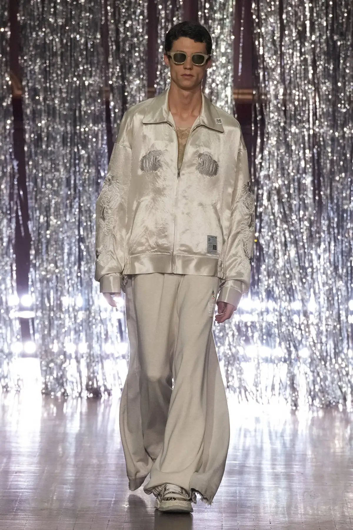 Maison MIHARA YASUHIRO Printemps 2025, une exploration ludique de l'identité et de l'innocence enfantine