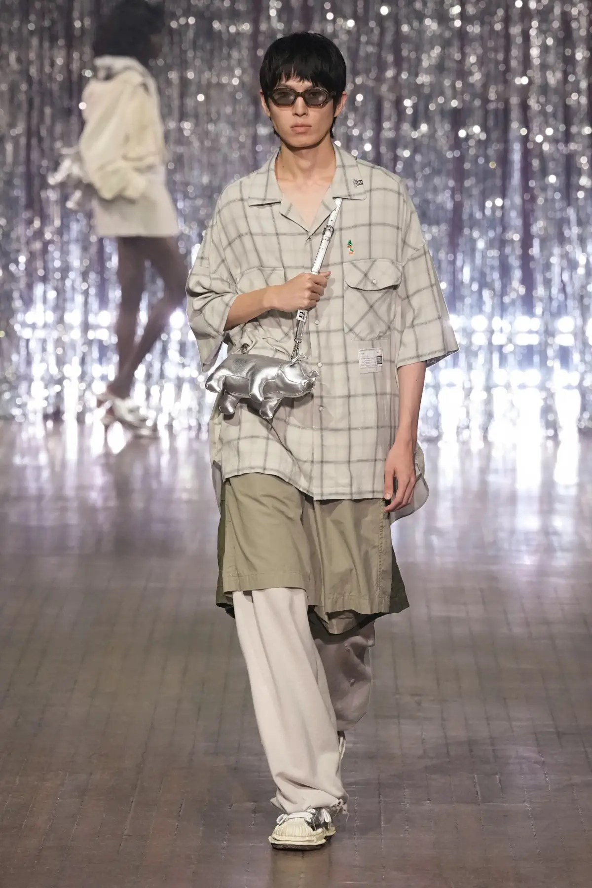 Maison MIHARA YASUHIRO Printemps 2025, une exploration ludique de l'identité et de l'innocence enfantine