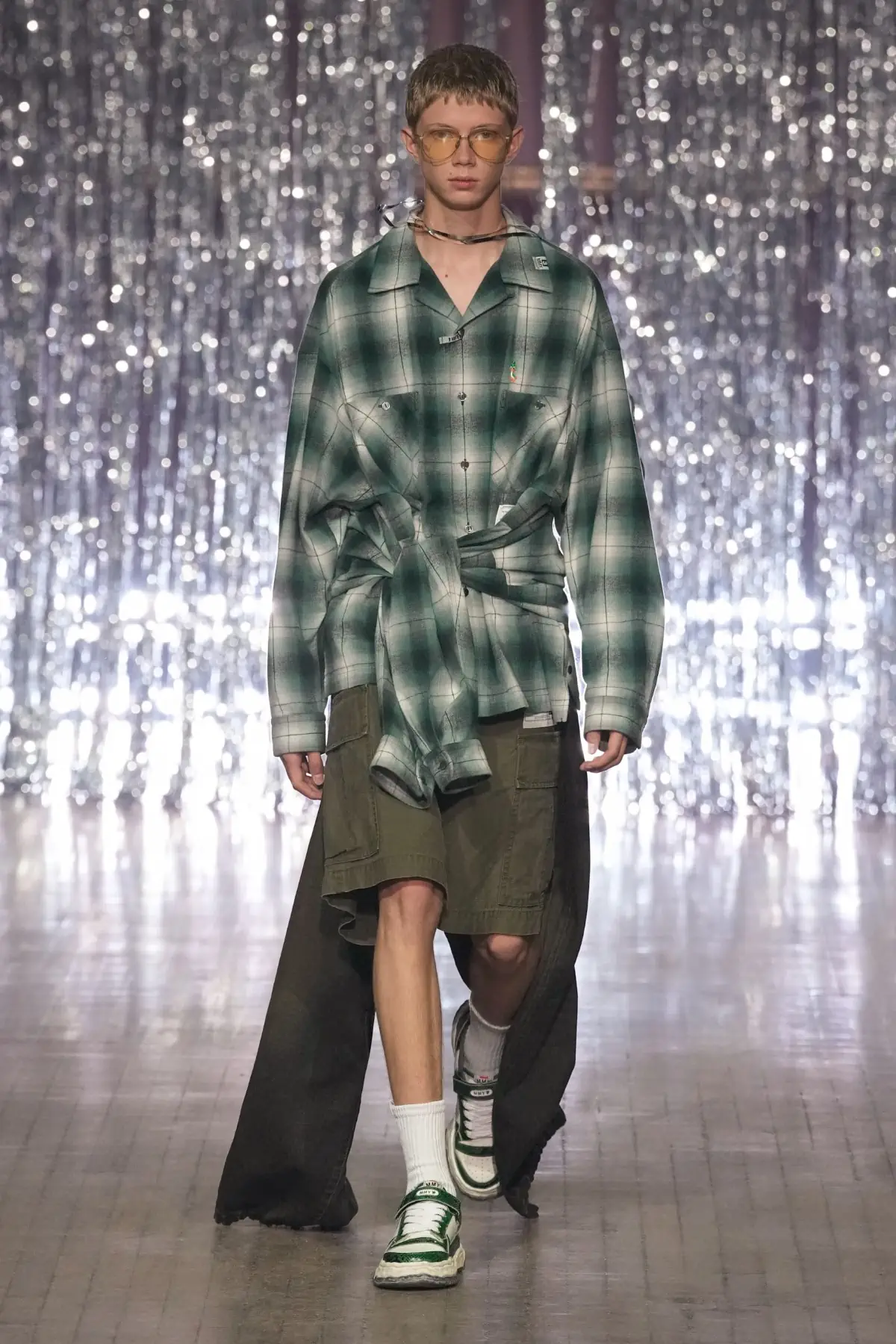 Maison MIHARA YASUHIRO Printemps 2025, une exploration ludique de l'identité et de l'innocence enfantine