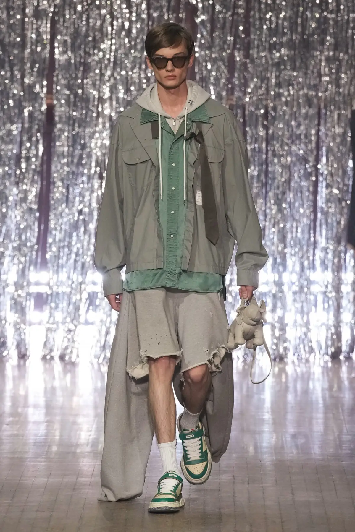 Maison MIHARA YASUHIRO Printemps 2025, une exploration ludique de l'identité et de l'innocence enfantine