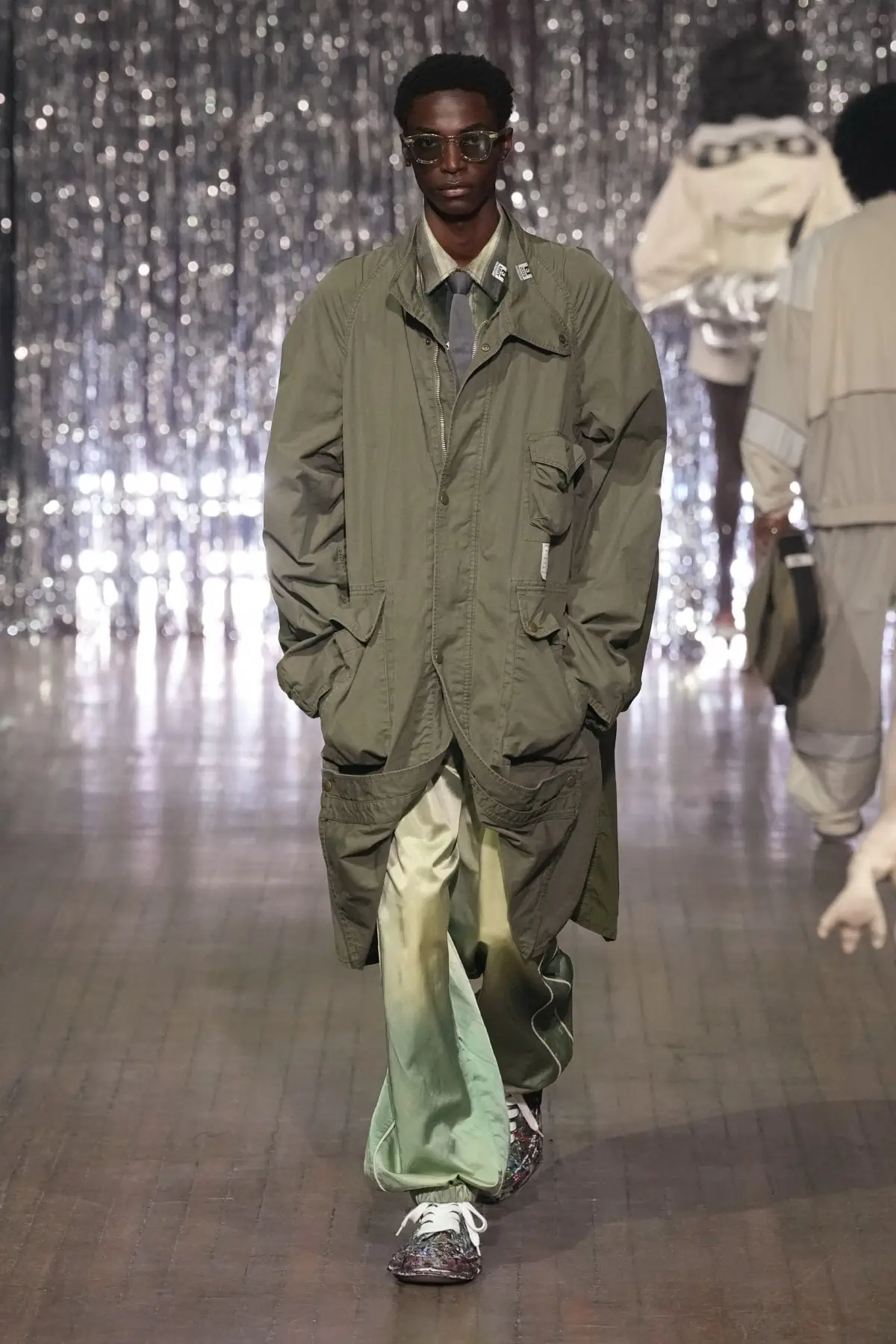 Maison MIHARA YASUHIRO Printemps 2025, une exploration ludique de l'identité et de l'innocence enfantine