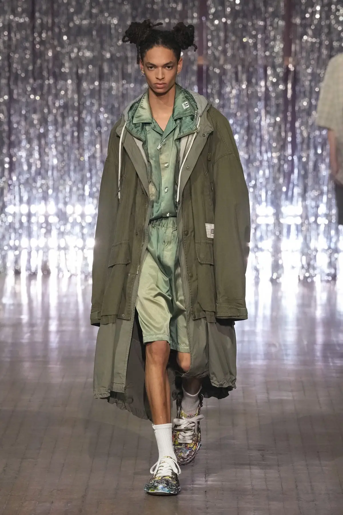 Maison MIHARA YASUHIRO Printemps 2025, une exploration ludique de l'identité et de l'innocence enfantine