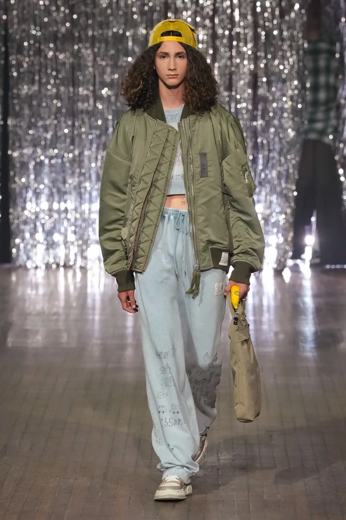 Maison MIHARA YASUHIRO Printemps 2025, une exploration ludique de l'identité et de l'innocence enfantine