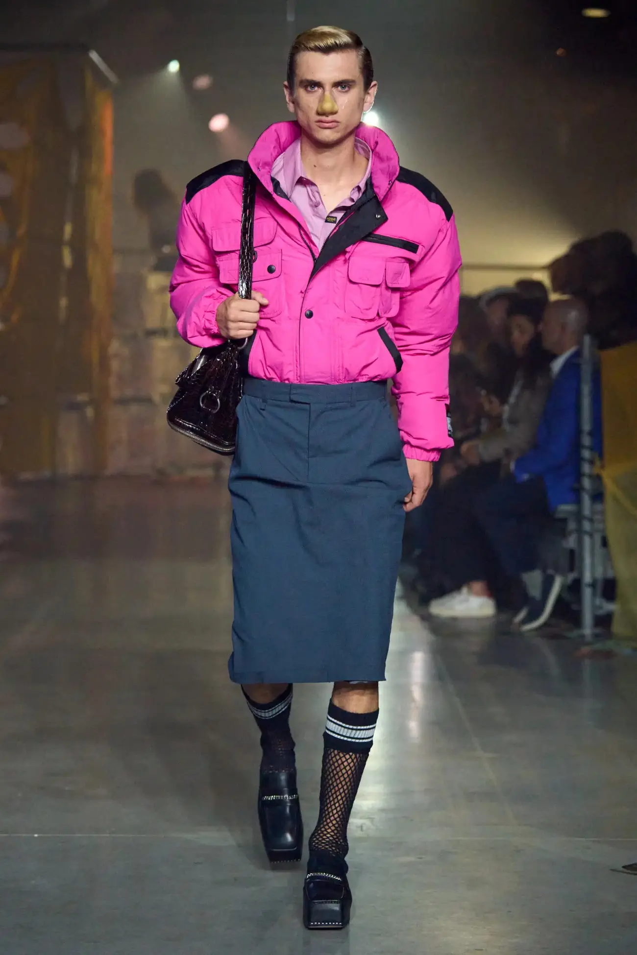 Martine Rose dévoile une collection printemps 2025 dérangeante qui repousse les limites