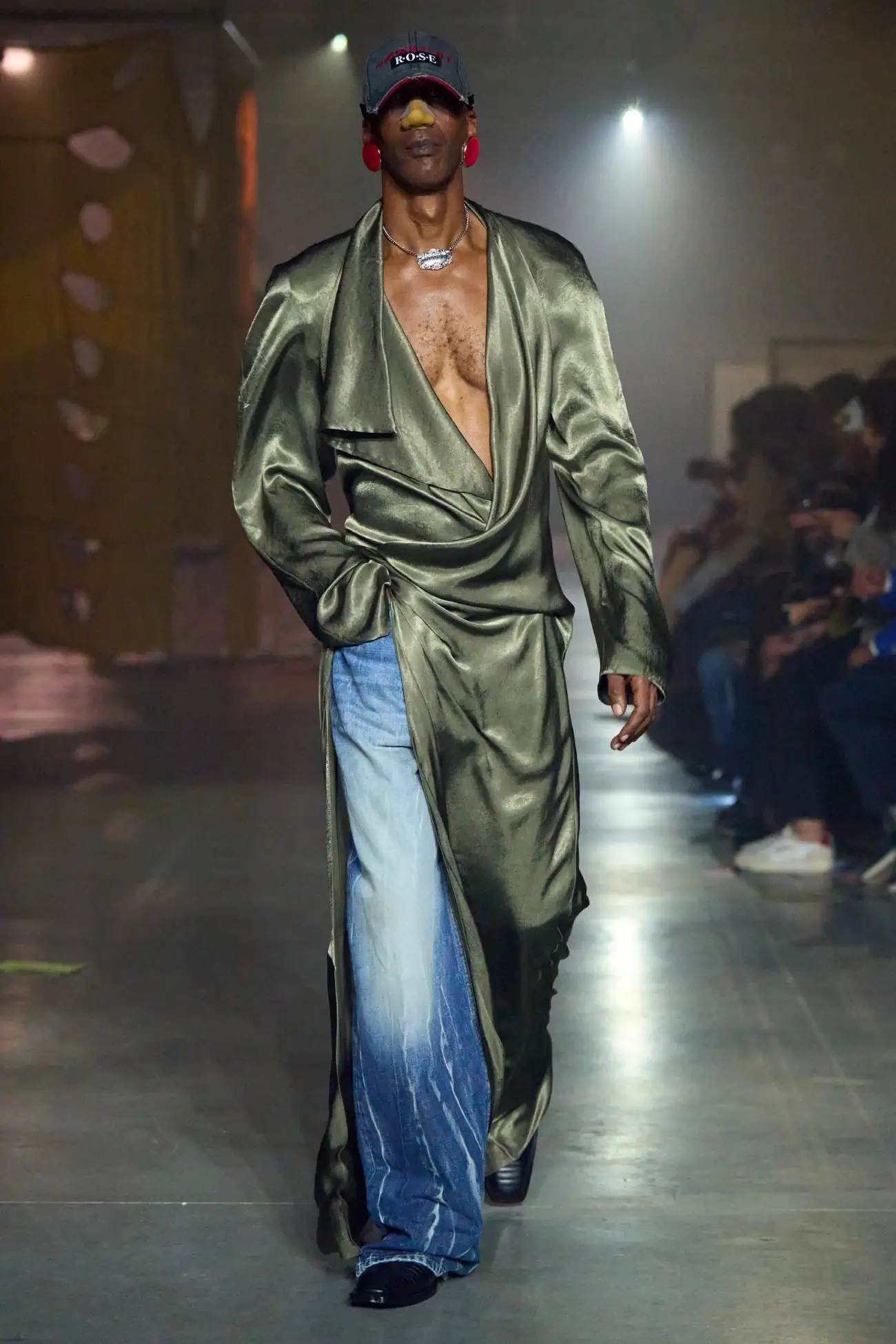 Martine Rose dévoile une collection printemps 2025 dérangeante qui repousse les limites