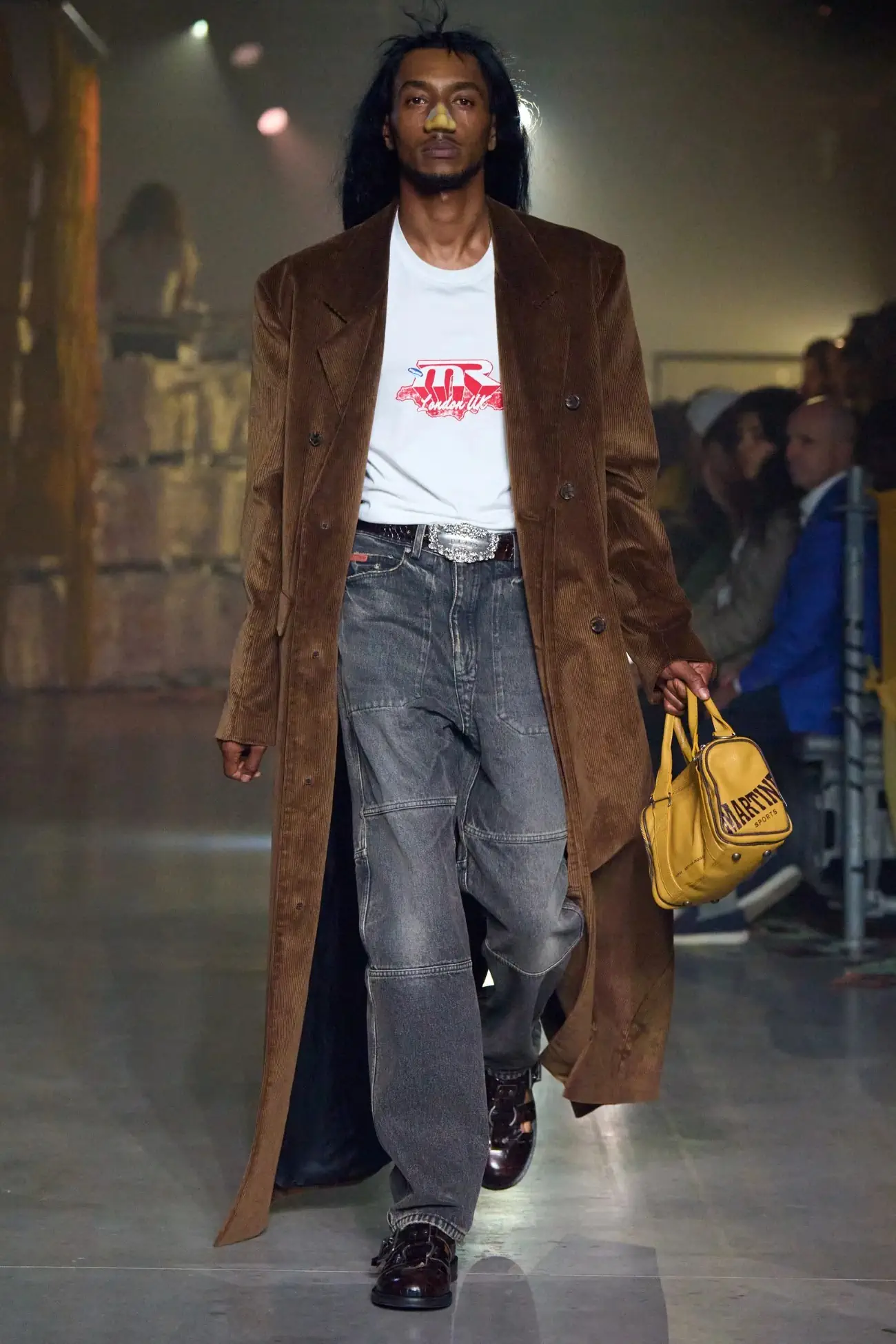 Martine Rose dévoile une collection printemps 2025 dérangeante qui repousse les limites