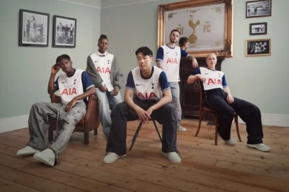 Tottenham Hotspur dévoile son nouveau kit domicile pour la saison 2024-25 avec des manches classiques en bleu marine
