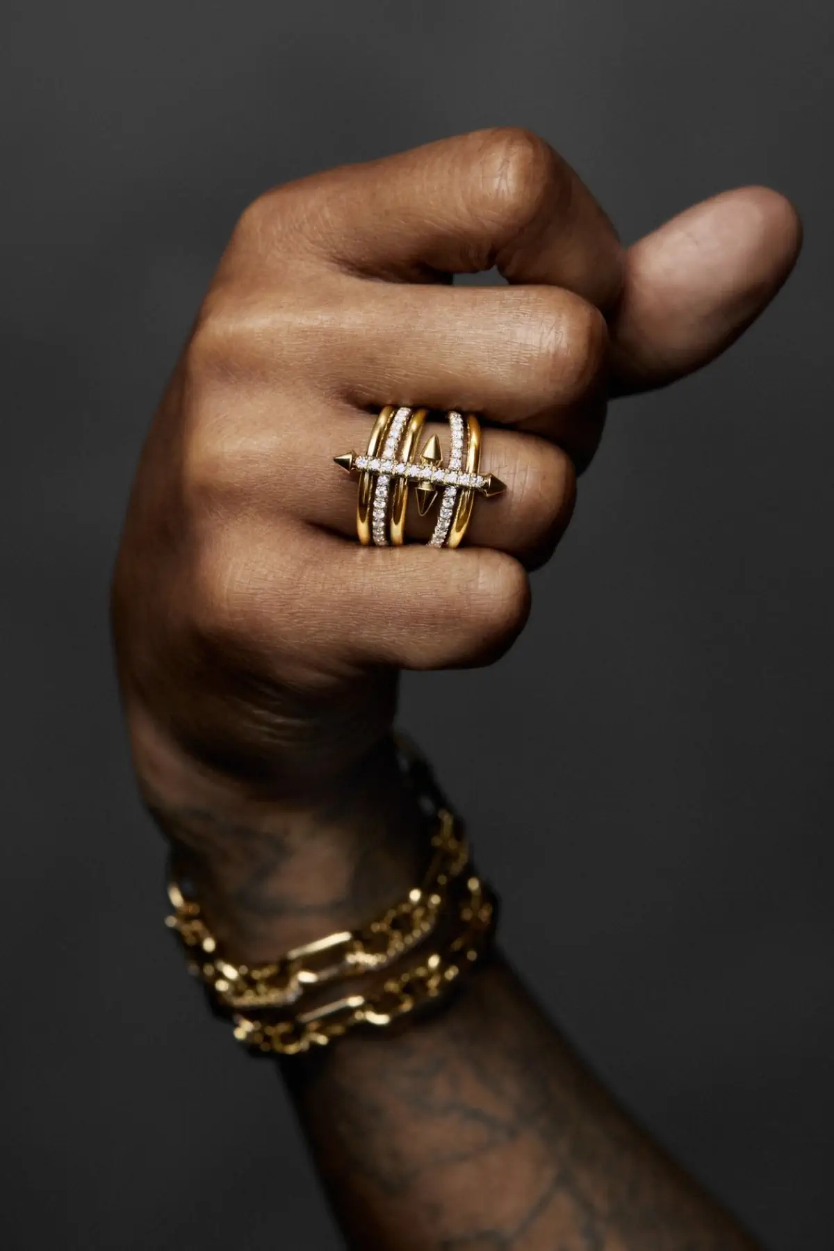 Pharrell Williams frappe fort avec la puissante collection de bijoux “Tiffany Titan”