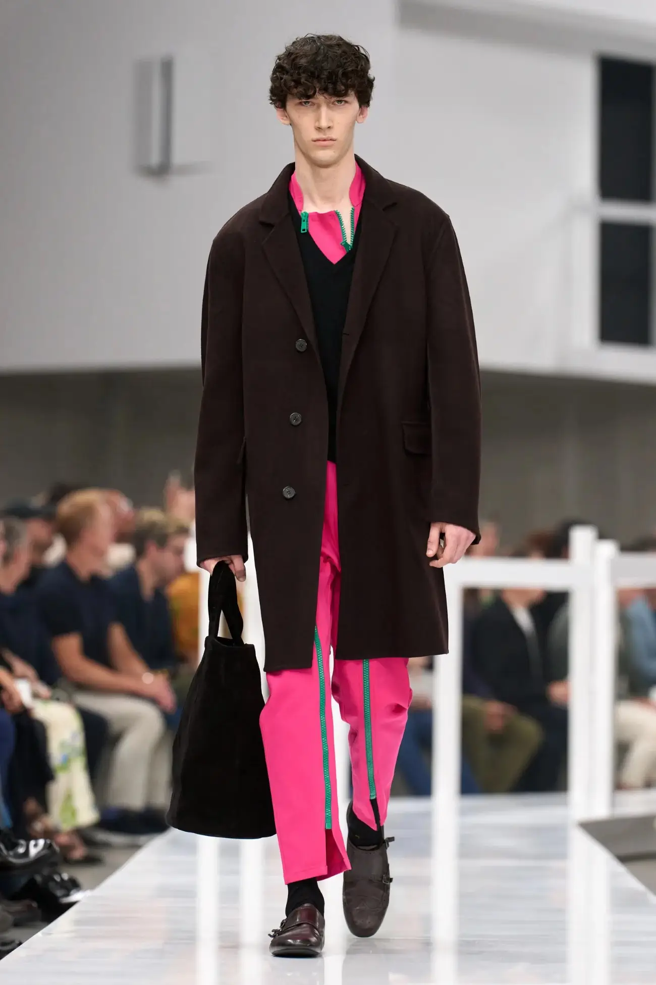 PRADA Printemps 2025, un voyage dans le passé