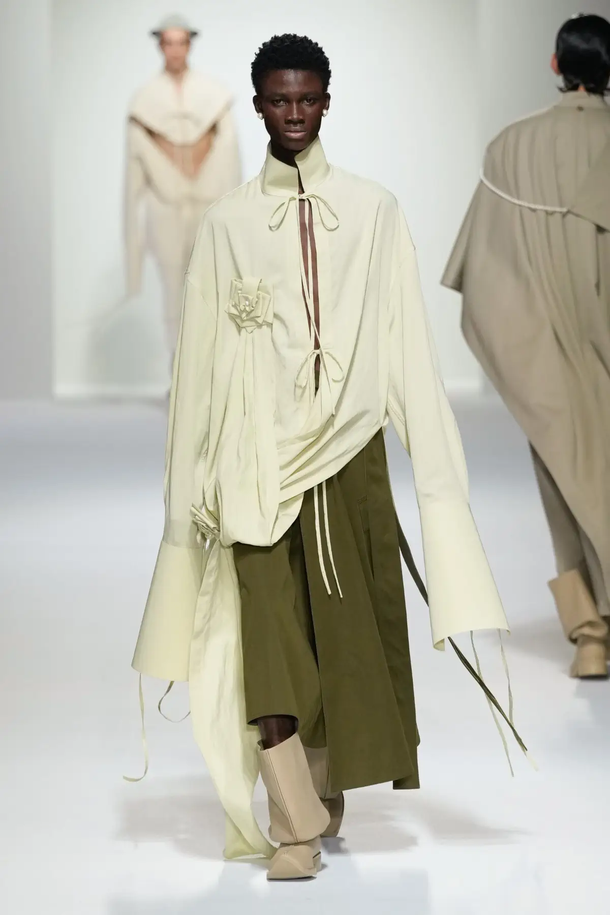 La collection Printemps 2025 de SEAN SUEN brouille les frontières entre les sexes grâce à un tailoring exquis