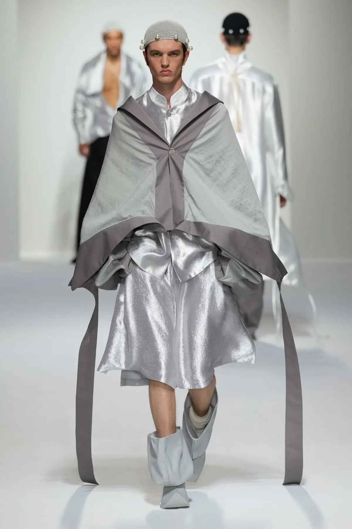 La collection Printemps 2025 de SEAN SUEN brouille les frontières entre les sexes grâce à un tailoring exquis