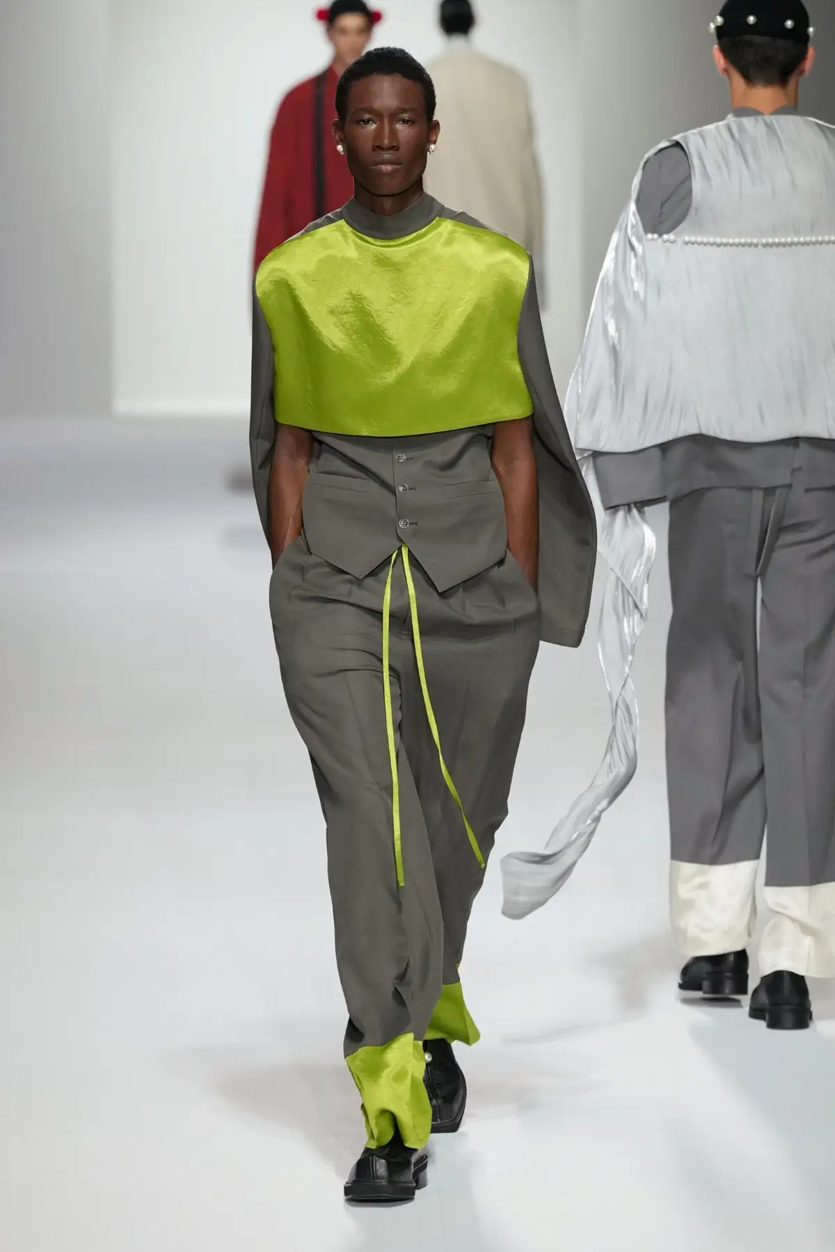 La collection Printemps 2025 de SEAN SUEN brouille les frontières entre les sexes grâce à un tailoring exquis