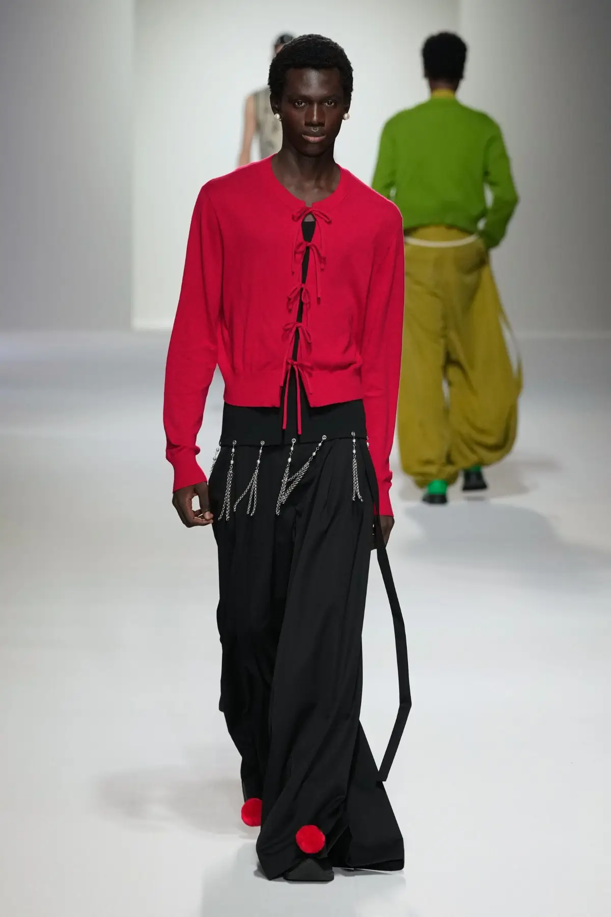 La collection Printemps 2025 de SEAN SUEN brouille les frontières entre les sexes grâce à un tailoring exquis